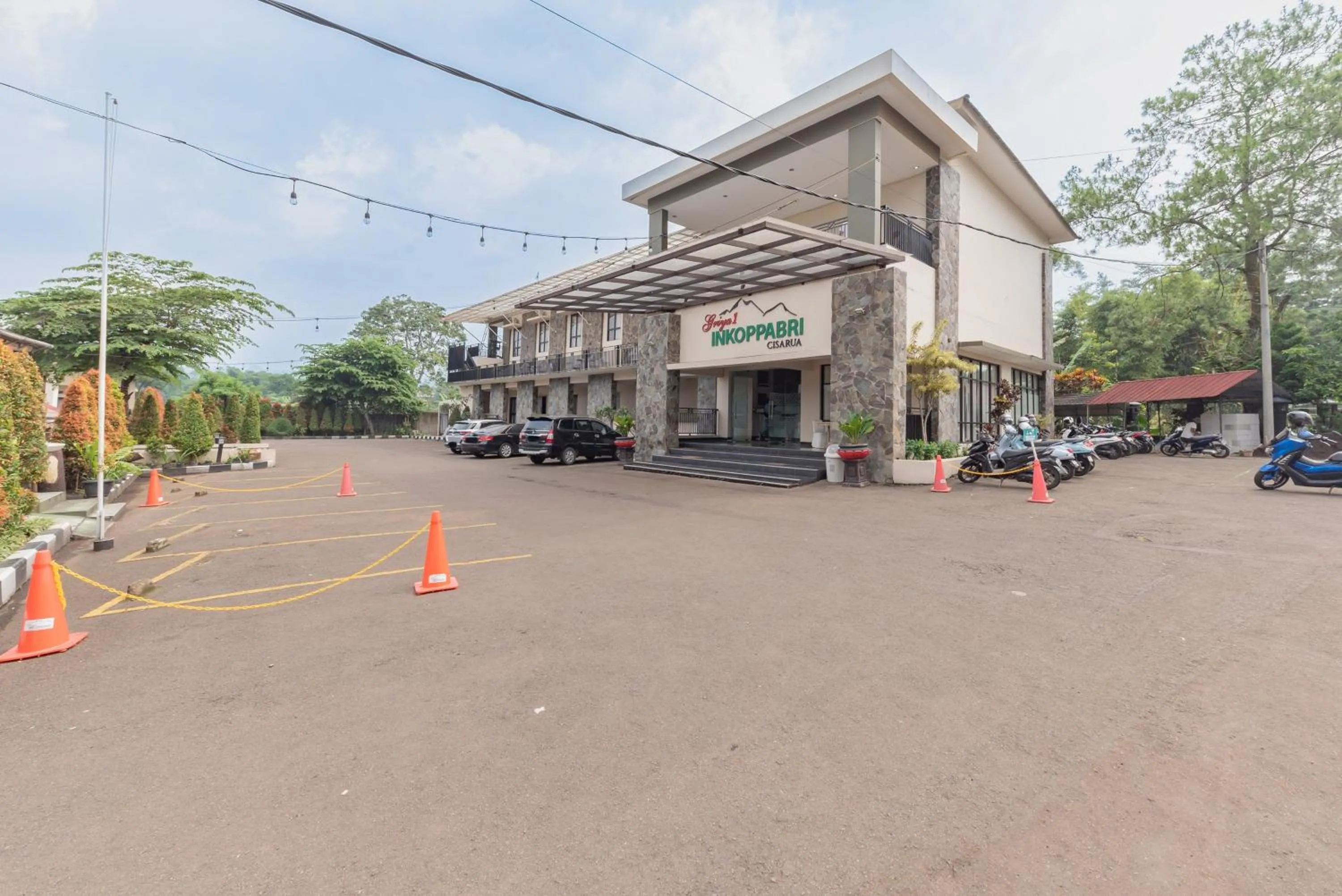 Facade/entrance in RedDoorz Premium @ Griya Inkoppabri Cisarua Puncak