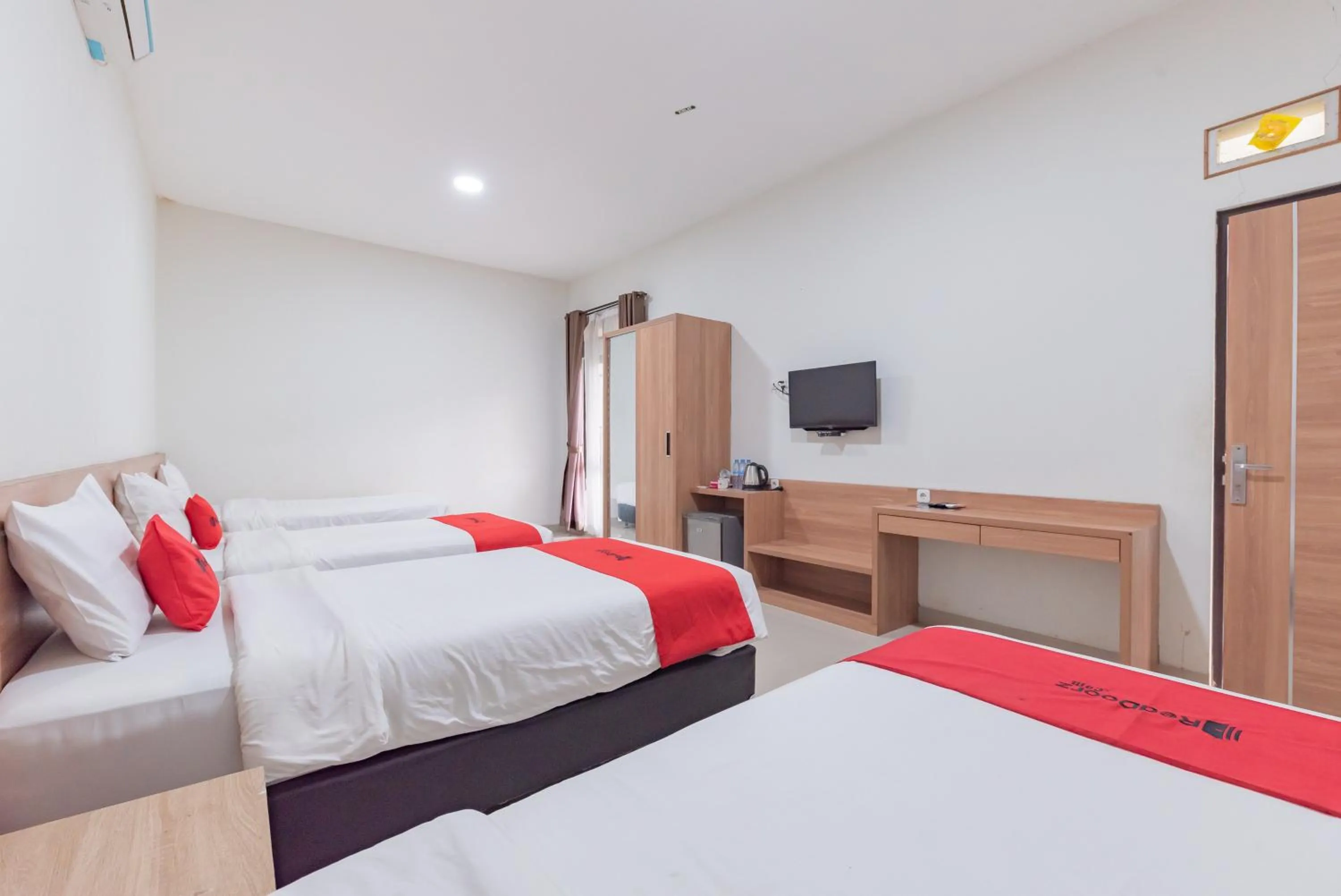 Bedroom, Bed in RedDoorz Premium @ Griya Inkoppabri Cisarua Puncak