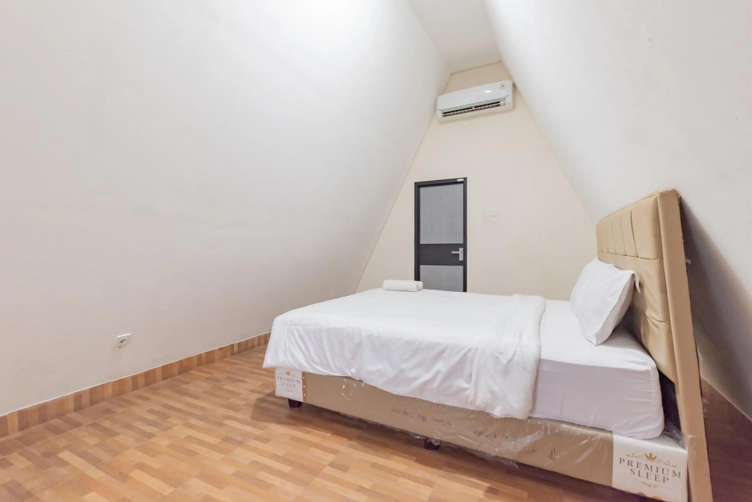 Bedroom, Bed in RedDoorz Premium @ Griya Inkoppabri Cisarua Puncak