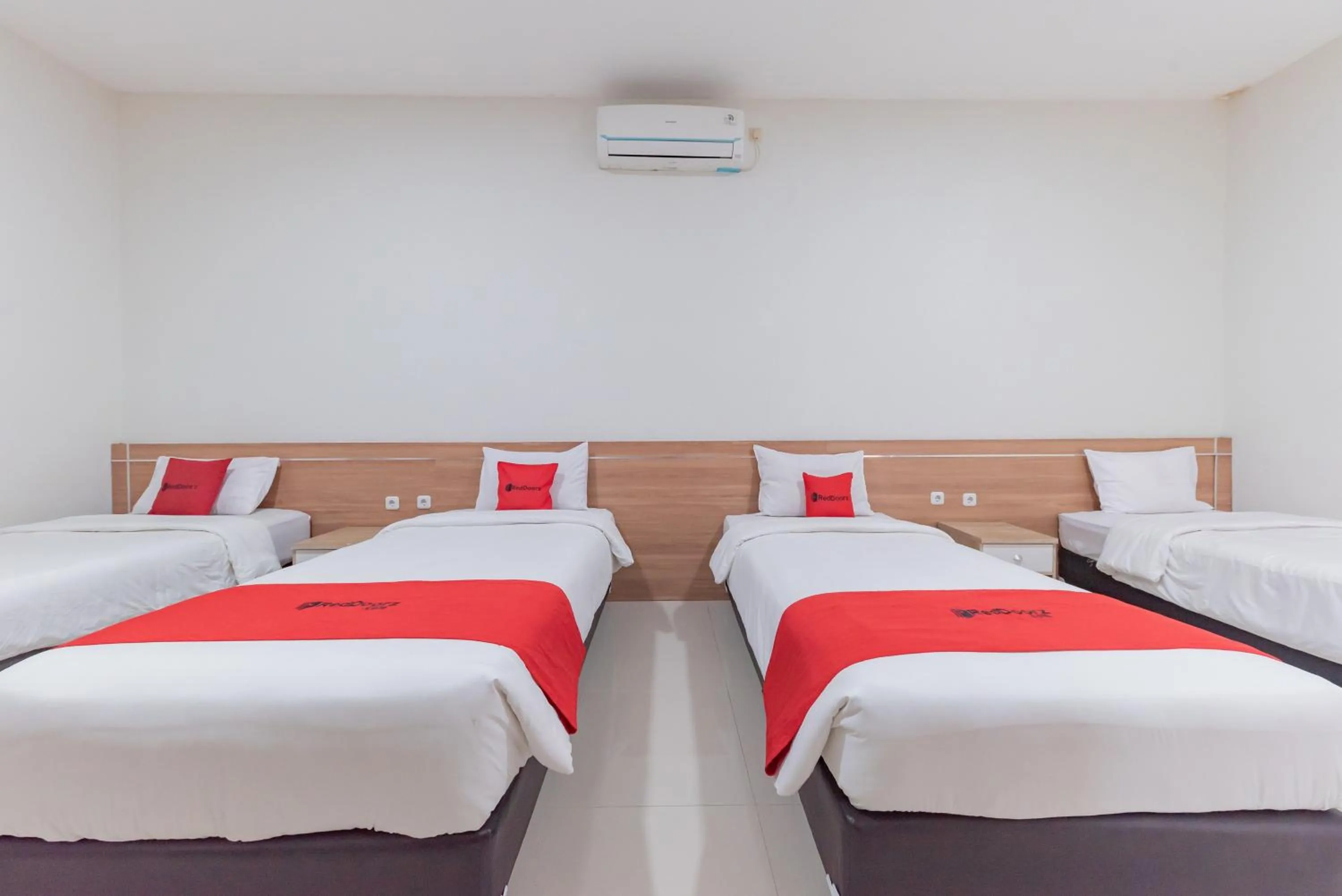 Bedroom, Bed in RedDoorz Premium @ Griya Inkoppabri Cisarua Puncak