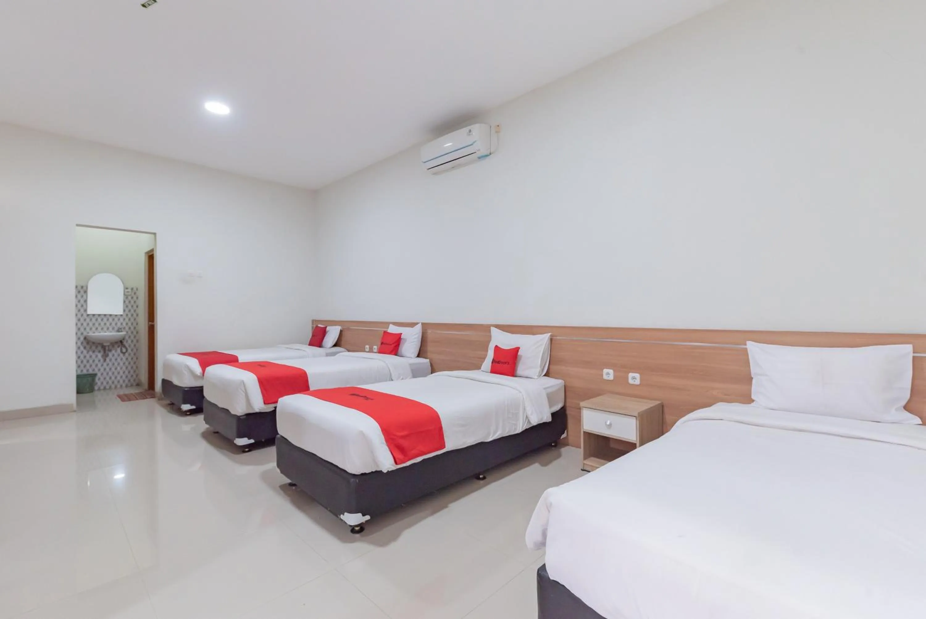 Bedroom, Bed in RedDoorz Premium @ Griya Inkoppabri Cisarua Puncak