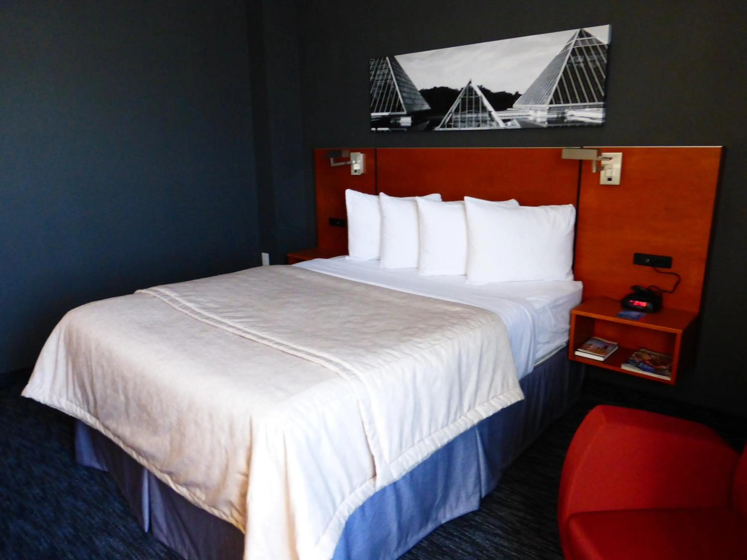 Bedroom, Bed in Travelodge by Wyndham Edmonton West