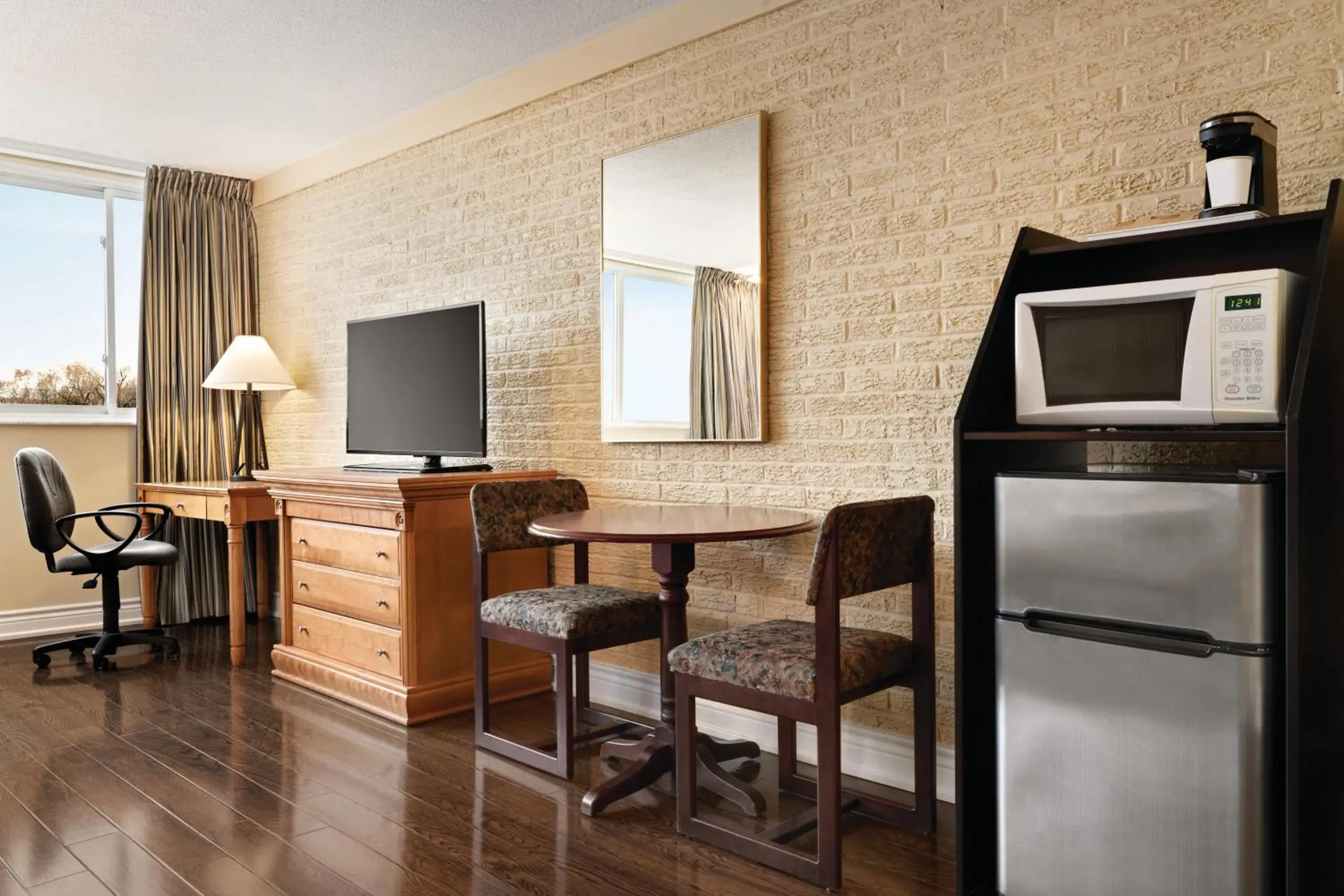 King Room - Non-Smoking in Travelodge by Wyndham Richmond Hill King Room - Non-Smoking in Travelodge by Wyndham Richmond Hill