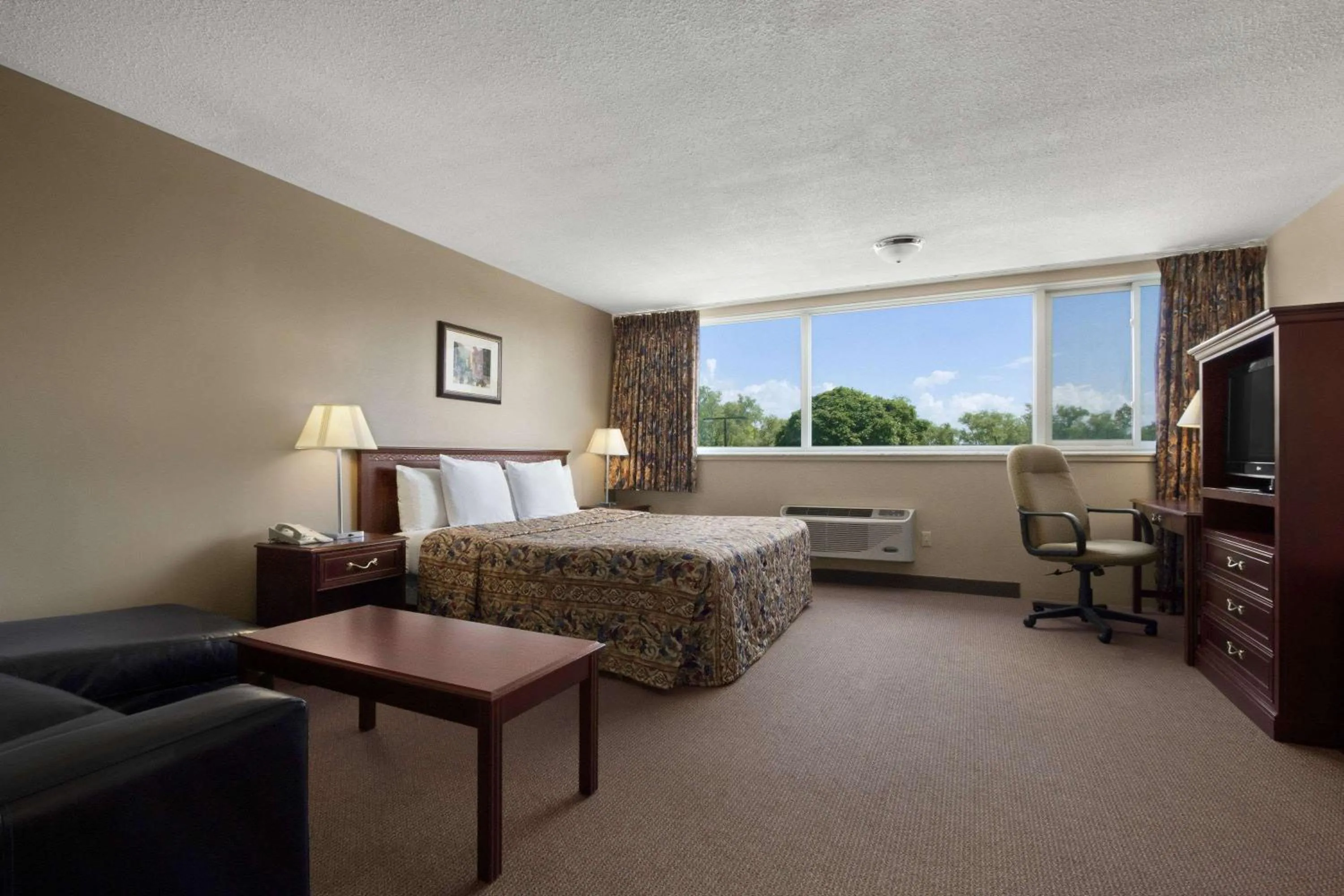 Photo of the whole room, Bed in Travelodge by Wyndham Richmond Hill