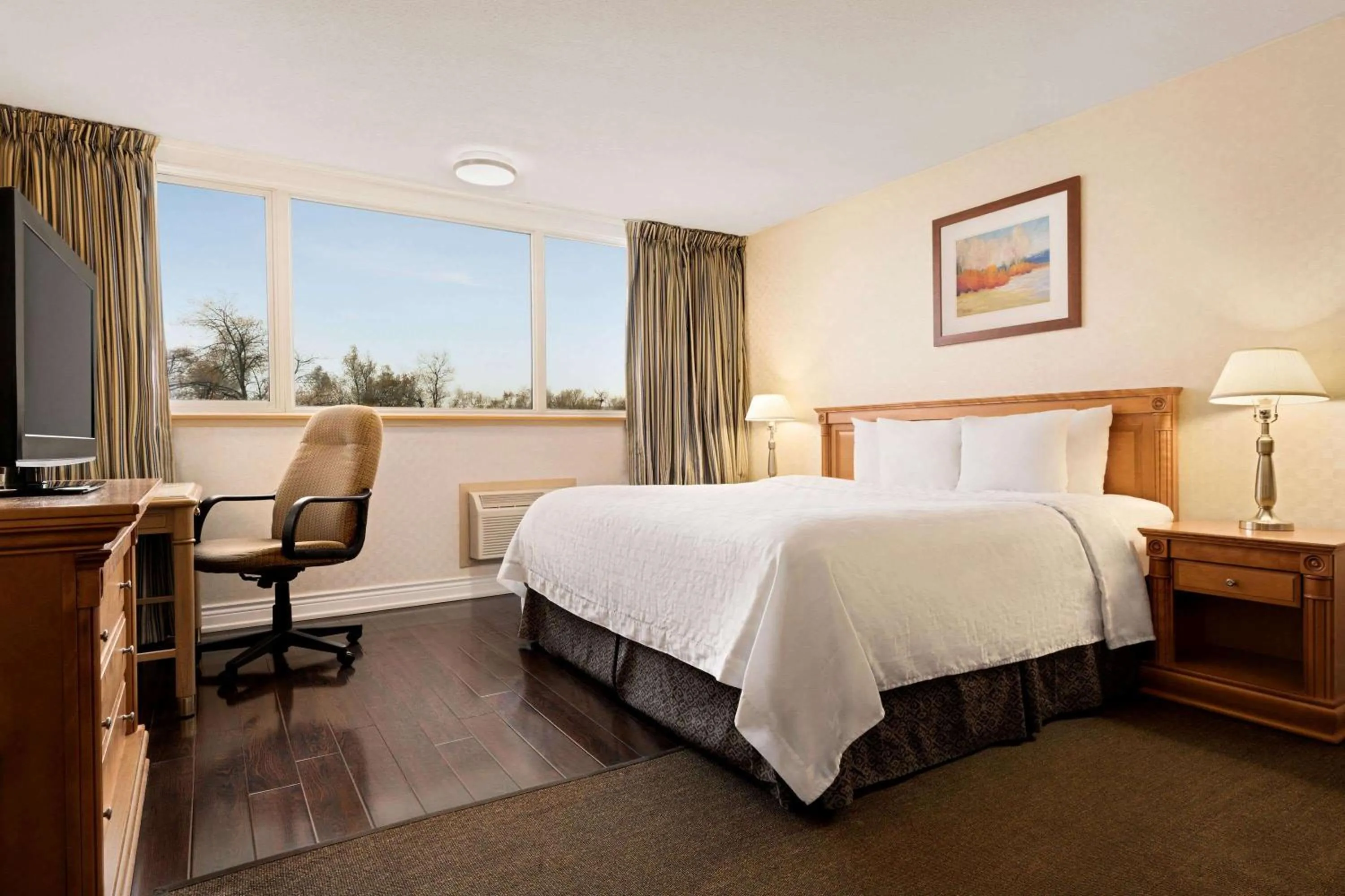 Photo of the whole room, Bed in Travelodge by Wyndham Richmond Hill