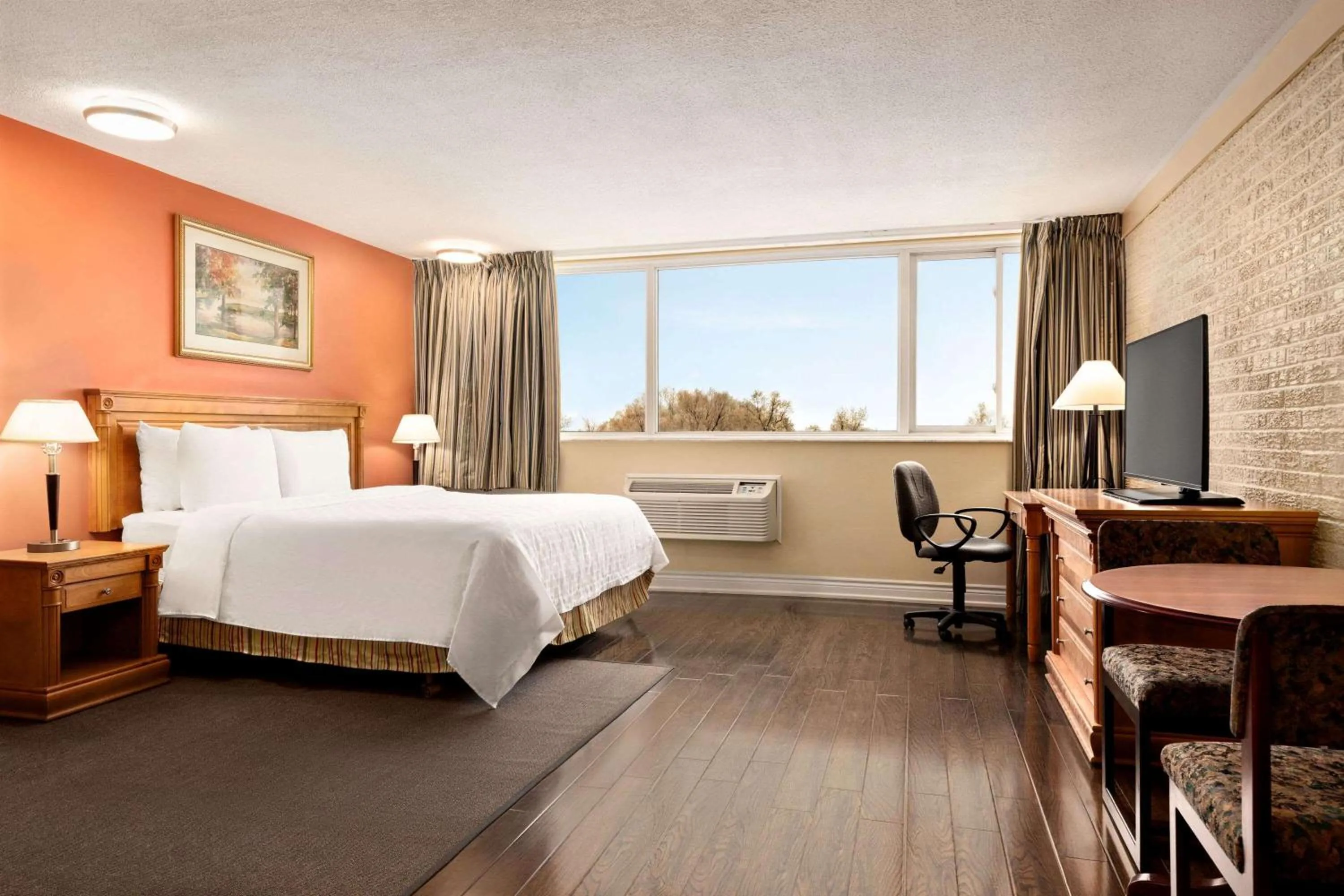 Photo of the whole room, Bed in Travelodge by Wyndham Richmond Hill