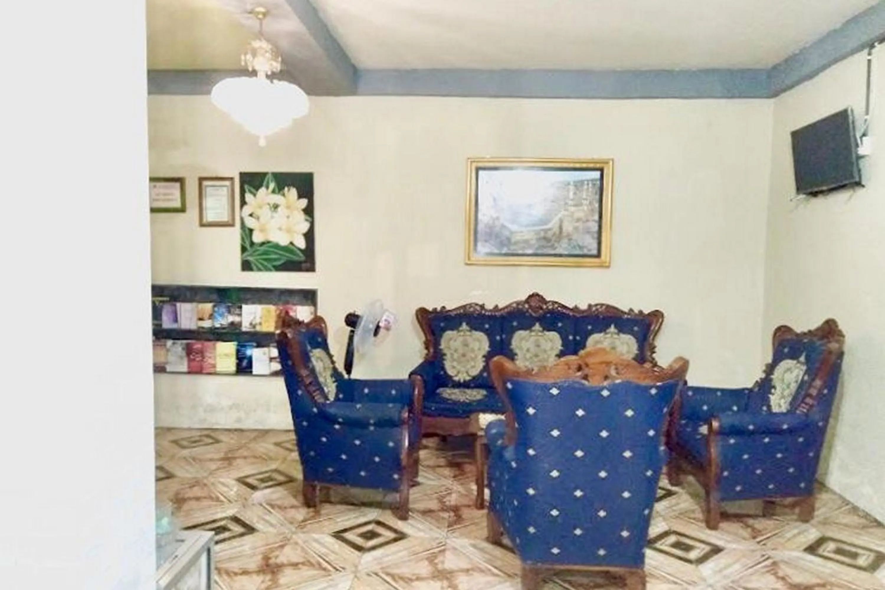 Seating area in Hotel Indah Grogot Syariah Mitra RedDoorz