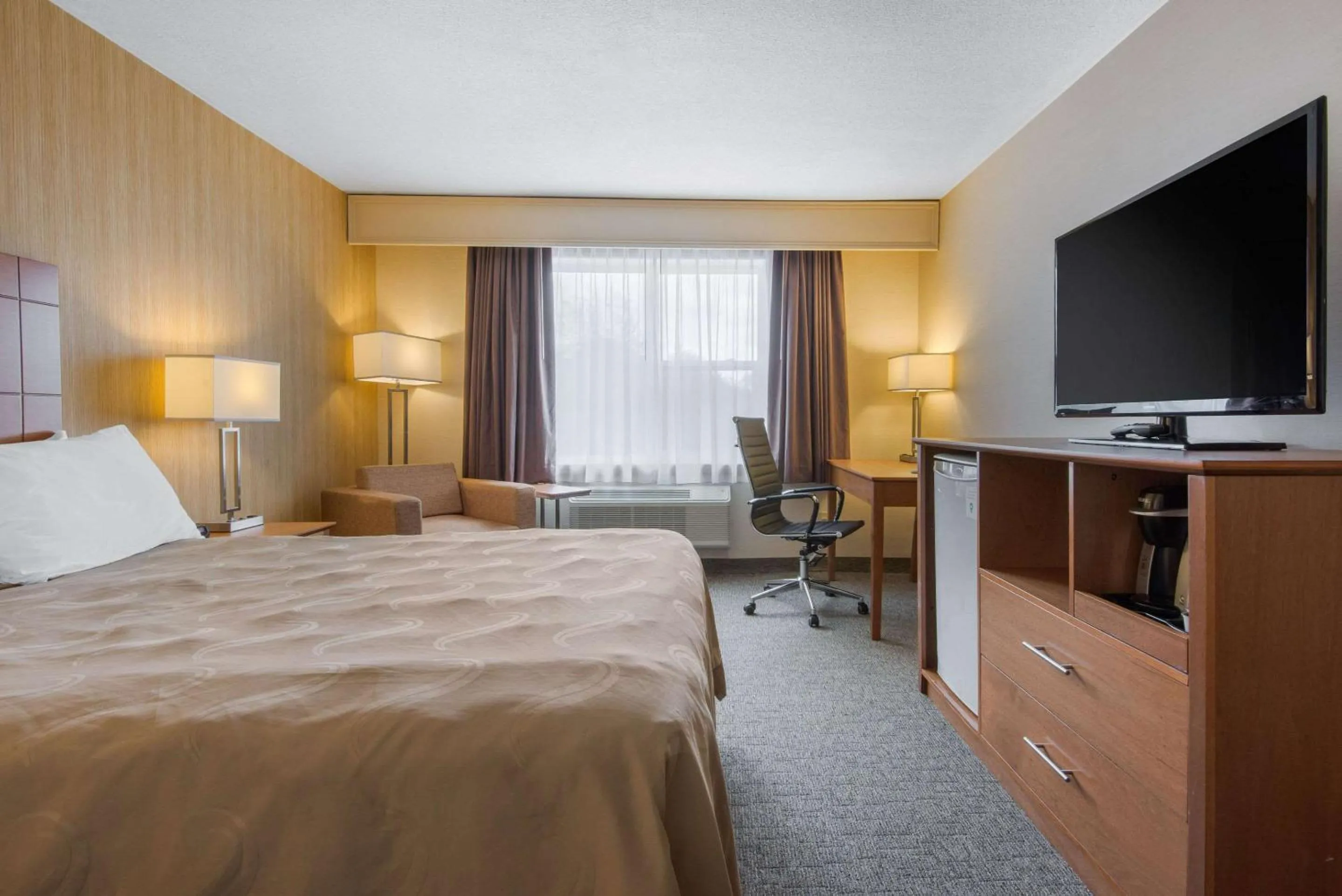 Photo of the whole room, Bed in Quality Inn & Conference Centre Downtown Sudbury
