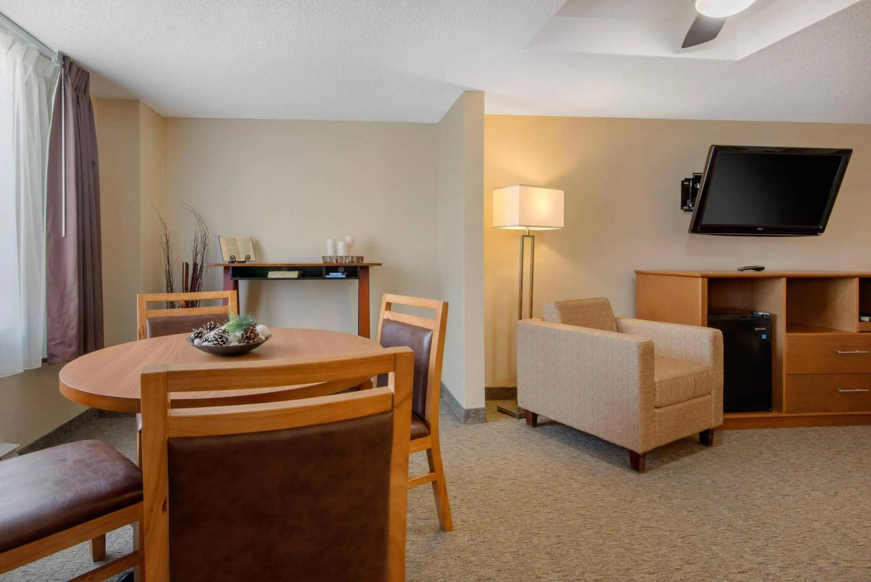 Bedroom, Bed in Quality Inn & Conference Centre Downtown Sudbury