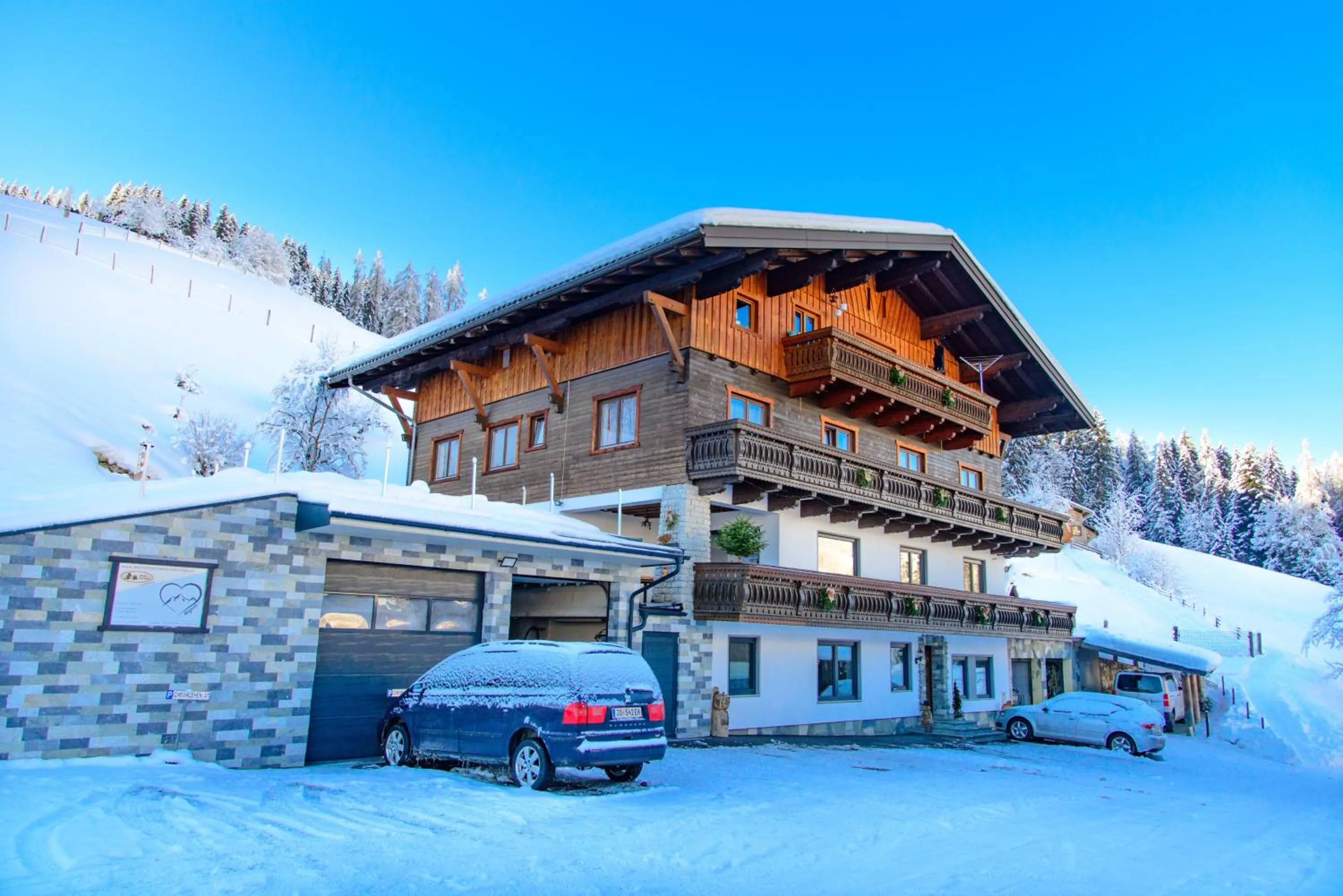 Property building in Schrahlehen