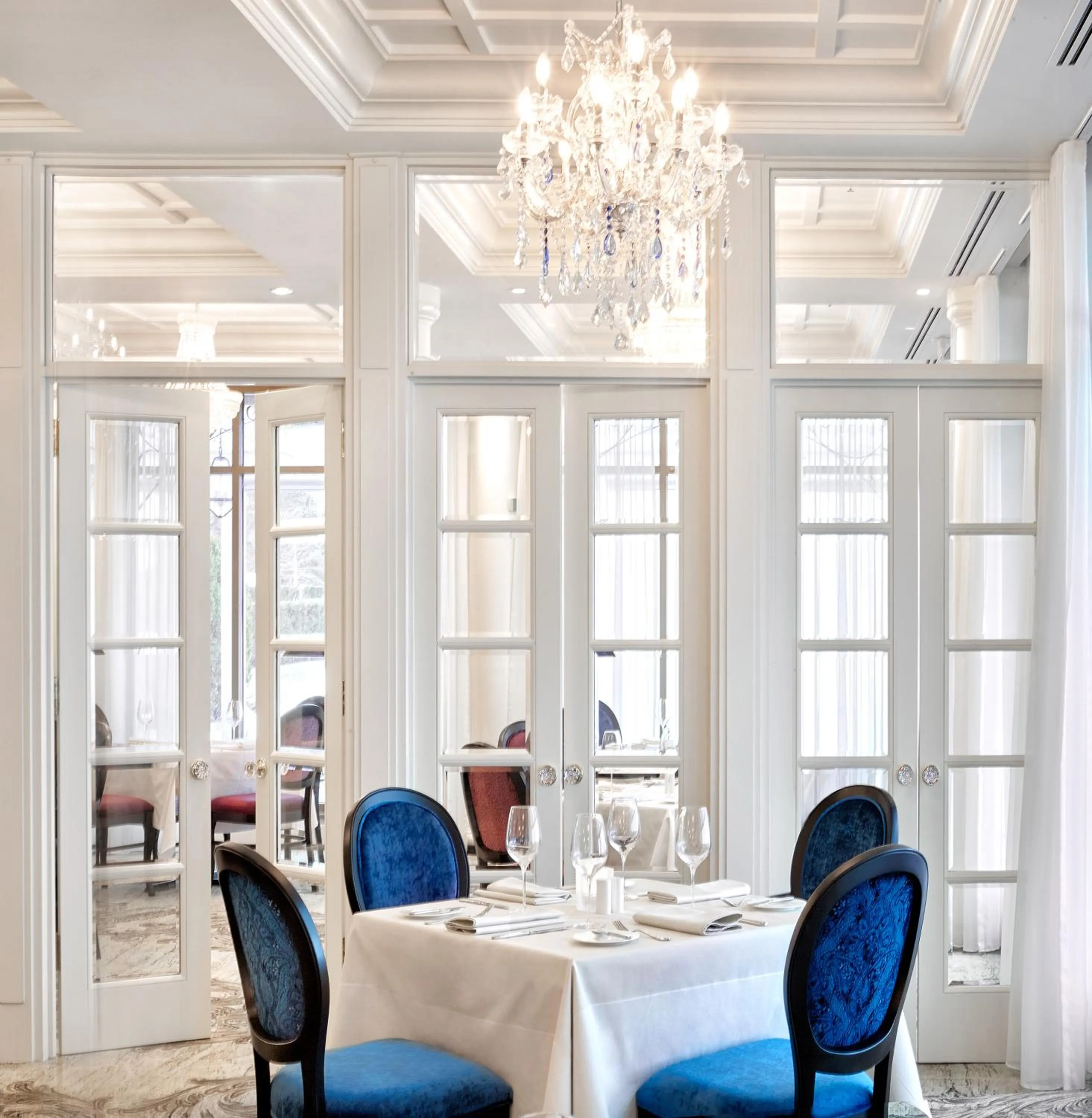 Restaurant/places to eat in Chateau Vaudreuil