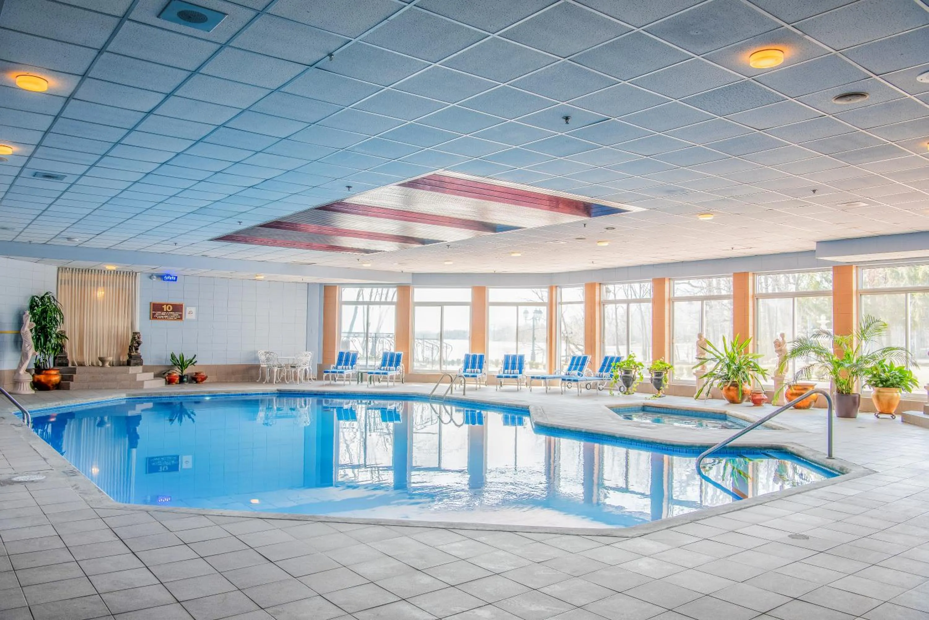 Swimming pool in Chateau Vaudreuil
