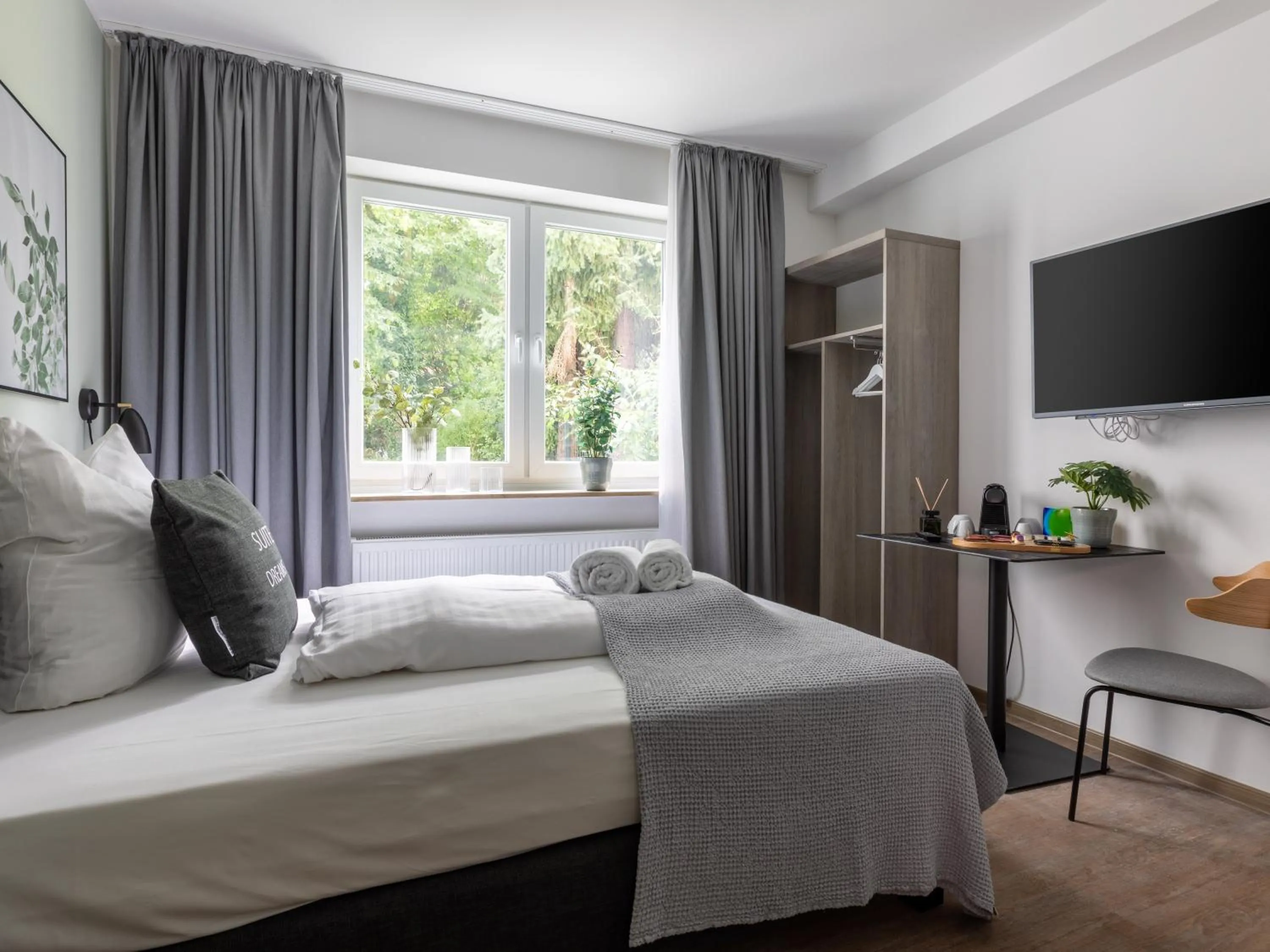 Photo of the whole room, Bed in Limehome Hannover Bleichenstraße - Digital Access