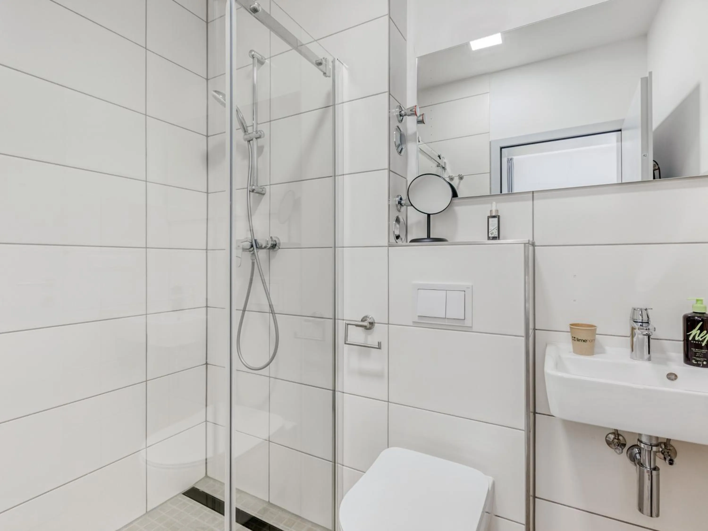 Bathroom in Limehome Hannover Bleichenstraße - Digital Access