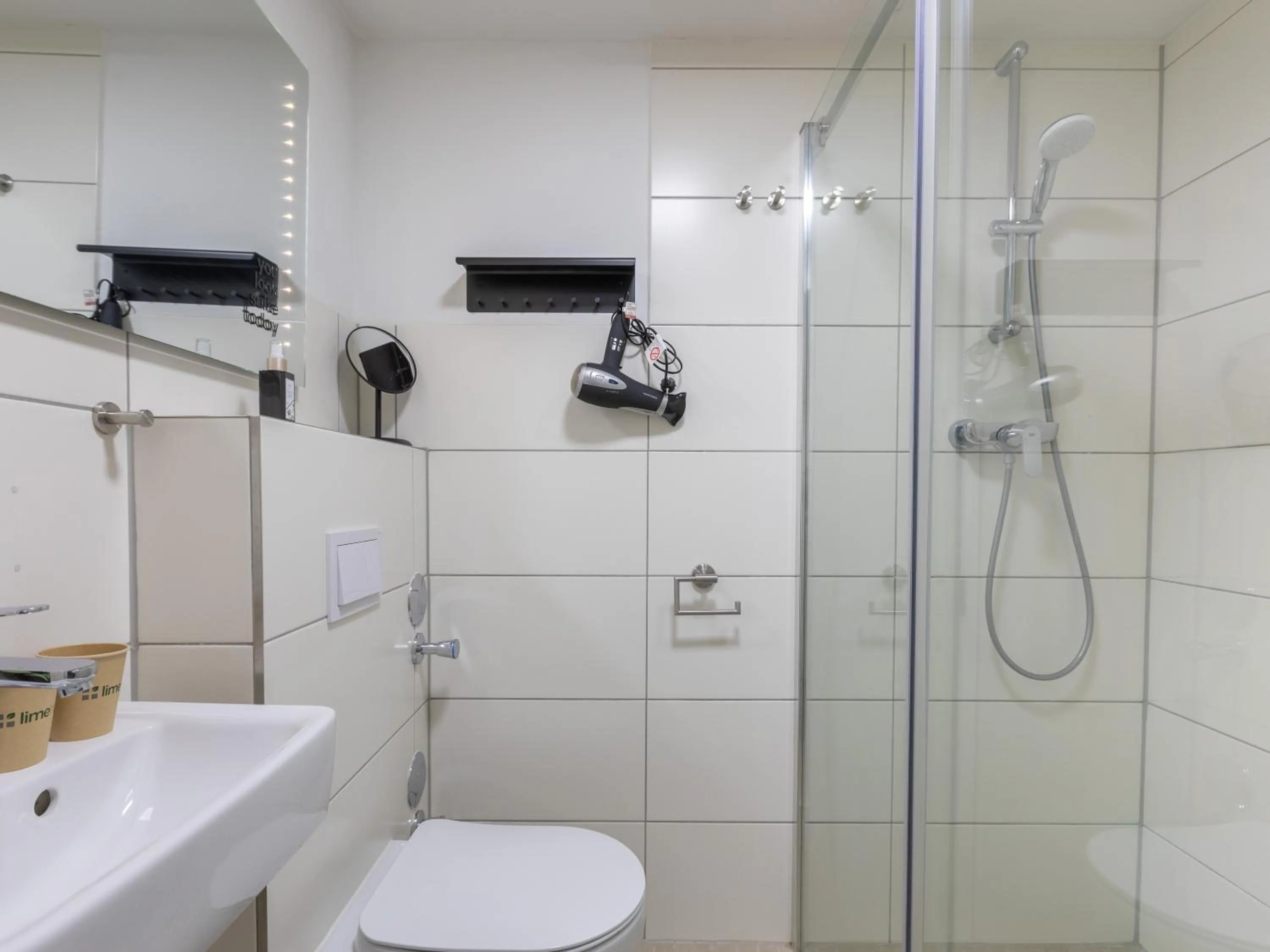 Shower in Limehome Hannover Bleichenstraße - Digital Access