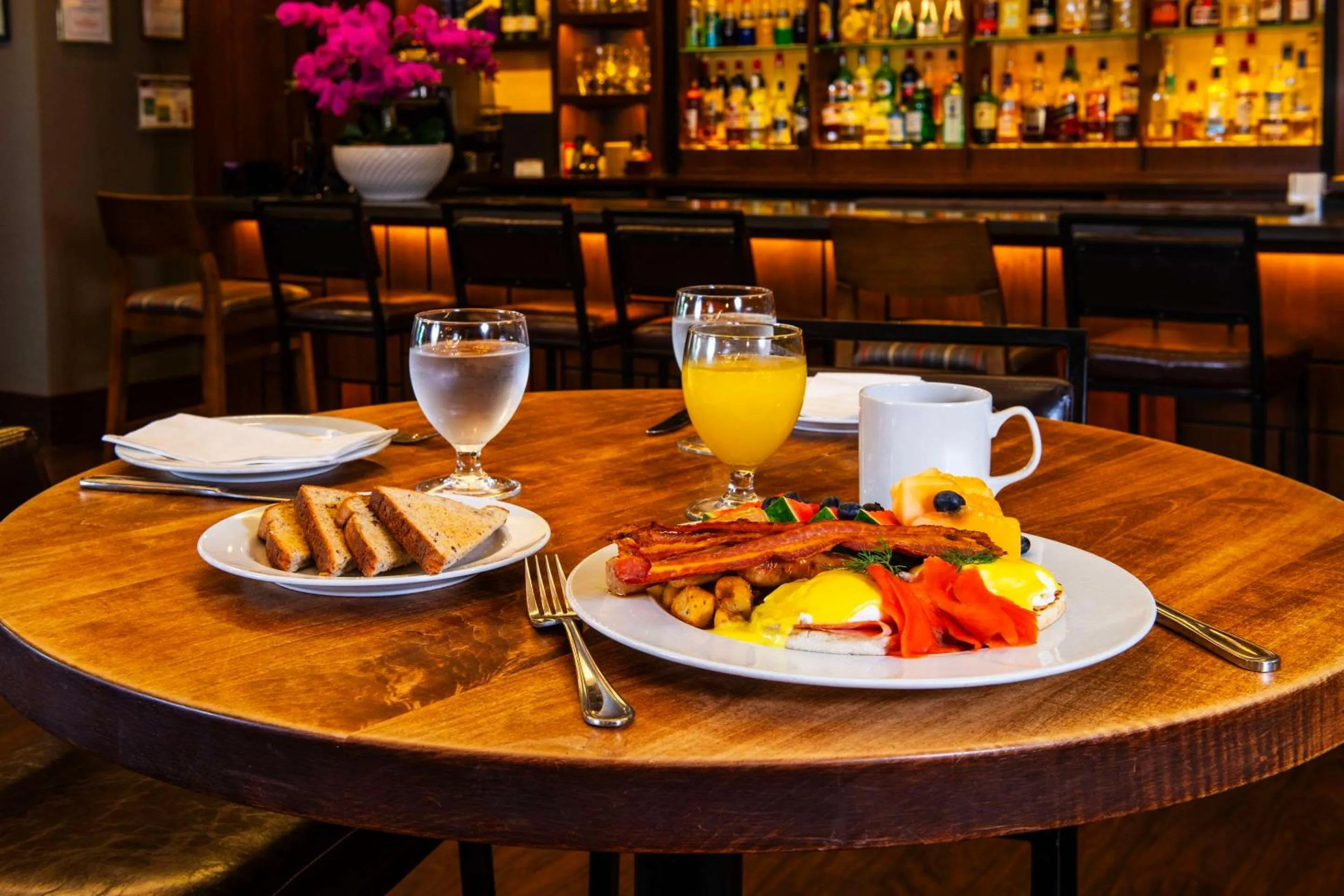 Restaurant/places to eat in Grand Park Hotel Vancouver Airport, an Ascend Collection Hotel