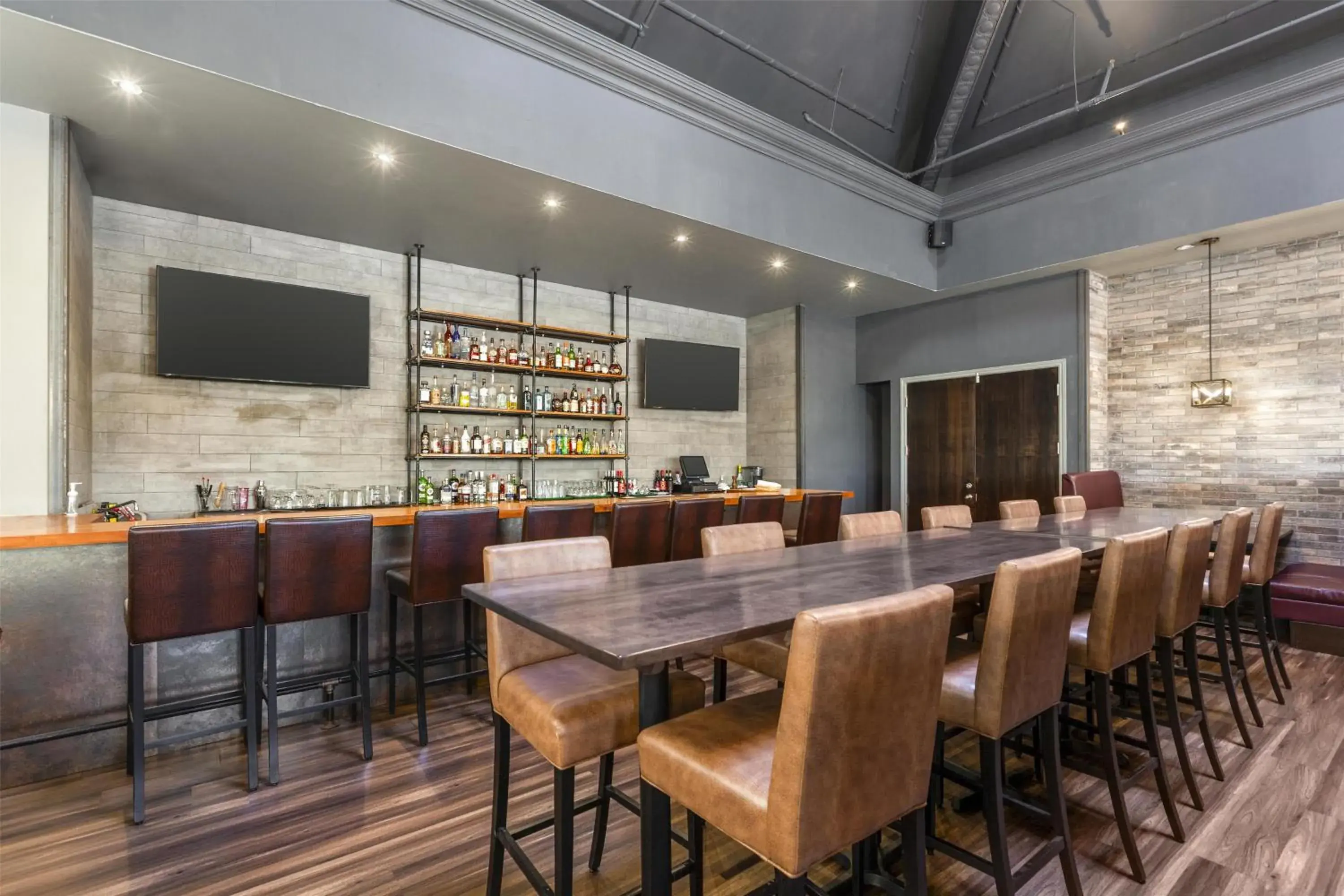 Lounge or bar in Best Western Plus Travel Hotel Toronto Airport Lounge or bar in Best Western Plus Travel Hotel Toronto Airport