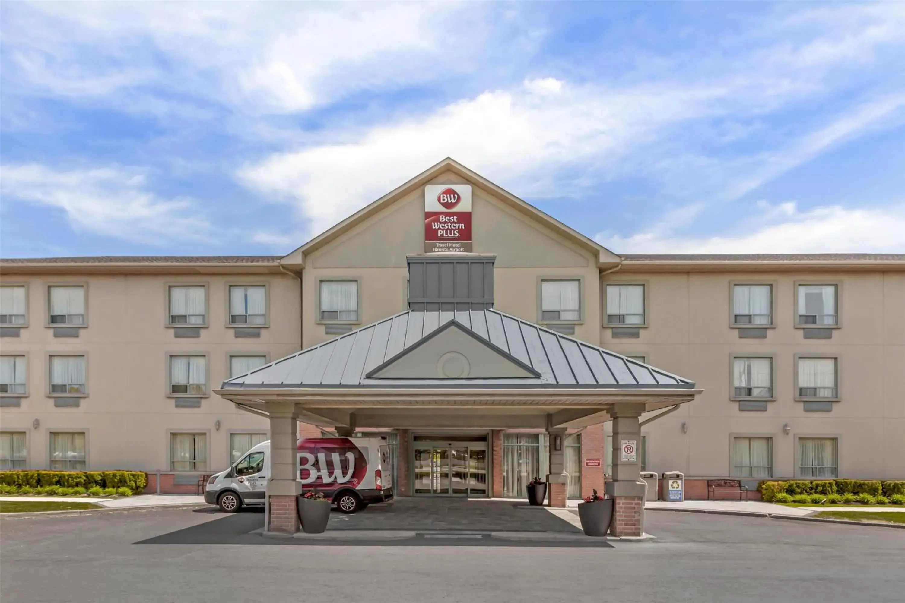 Property building in Best Western Plus Travel Hotel Toronto Airport Property building in Best Western Plus Travel Hotel Toronto Airport