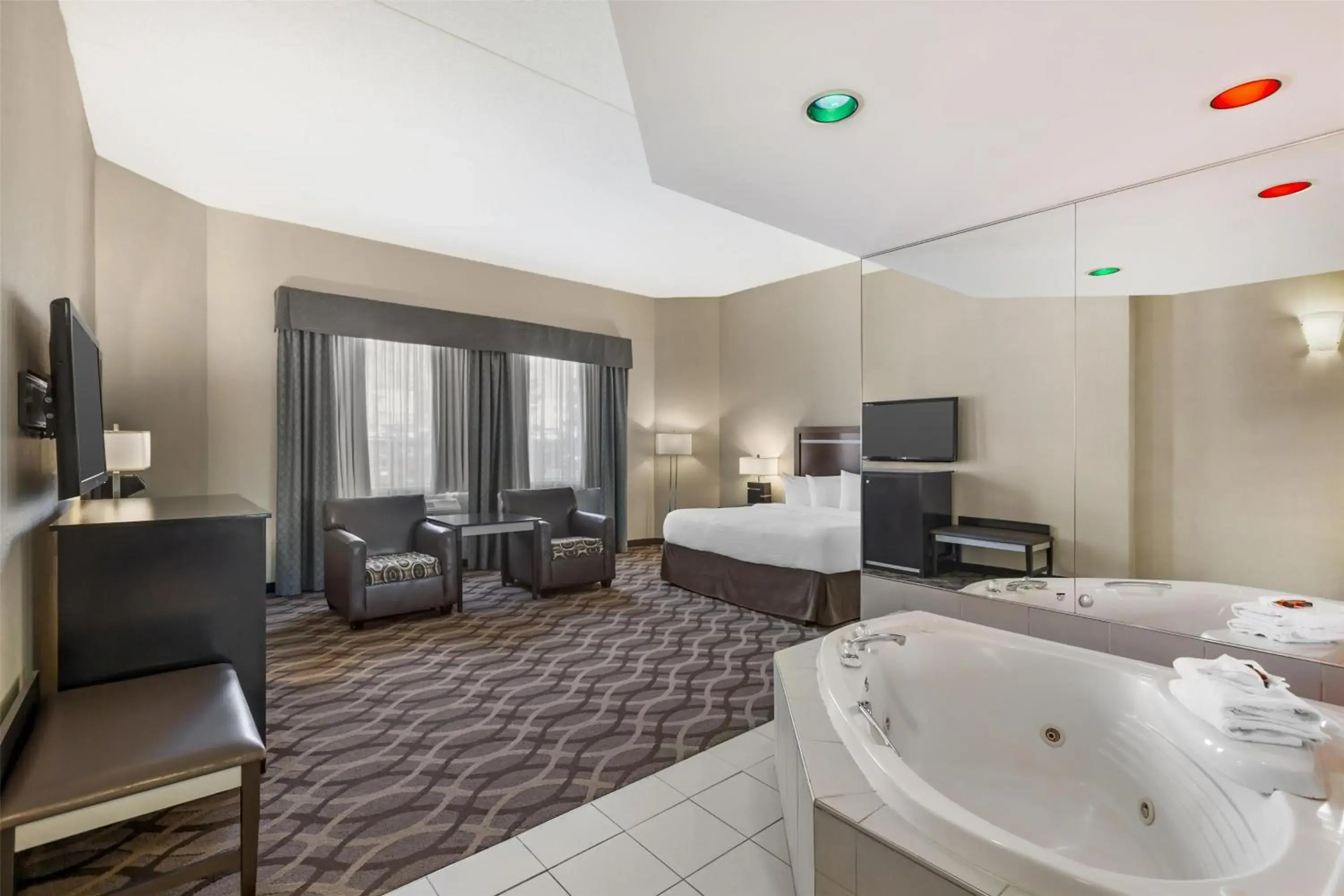 Bedroom, Bed in Best Western Plus Travel Hotel Toronto Airport Bedroom, Bed in Best Western Plus Travel Hotel Toronto Airport