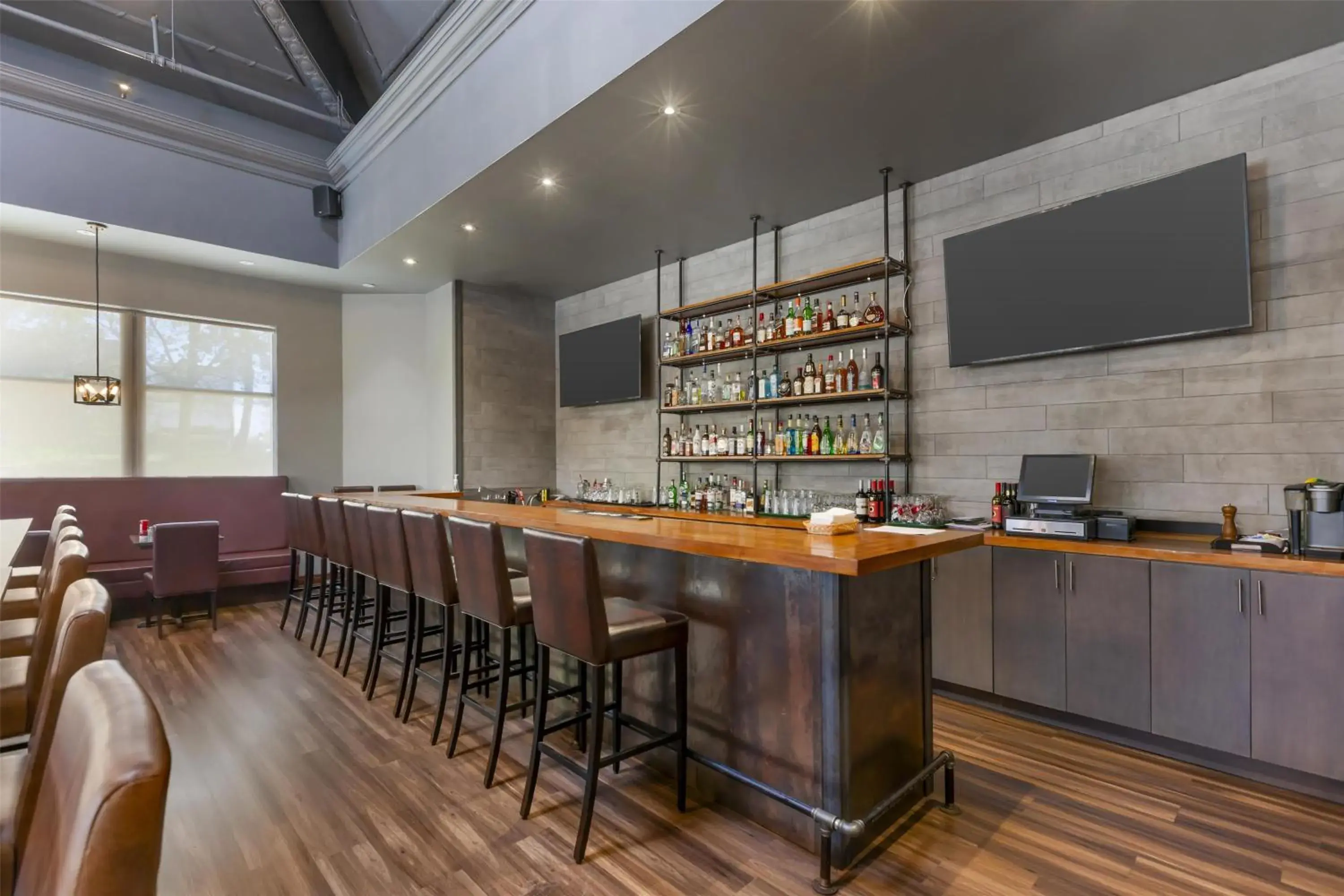 Lounge or bar in Best Western Plus Travel Hotel Toronto Airport Lounge or bar in Best Western Plus Travel Hotel Toronto Airport