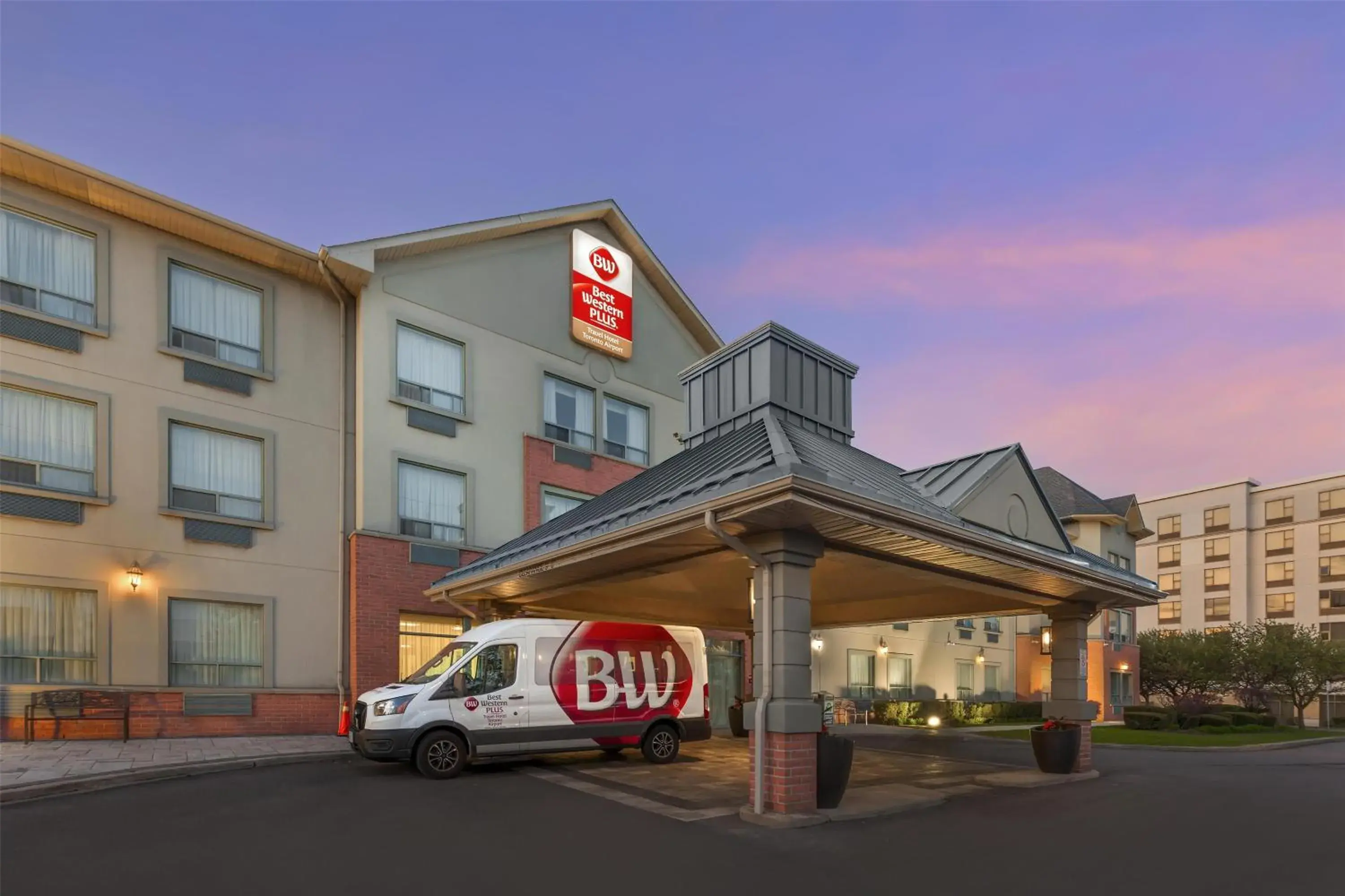 Property building in Best Western Plus Travel Hotel Toronto Airport Property building in Best Western Plus Travel Hotel Toronto Airport
