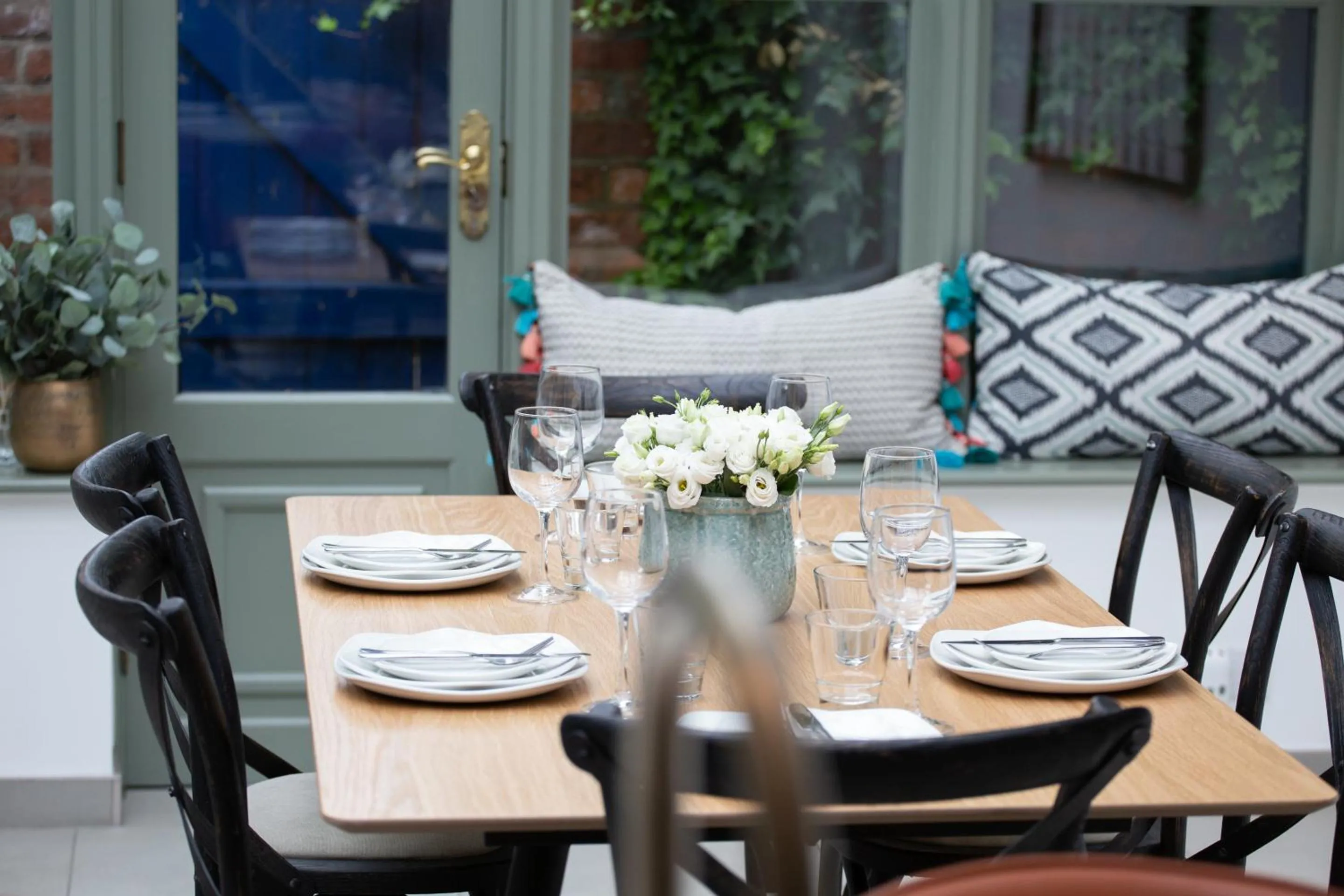 Dining area in Lock Keepers Cottage - Detached House in the city
