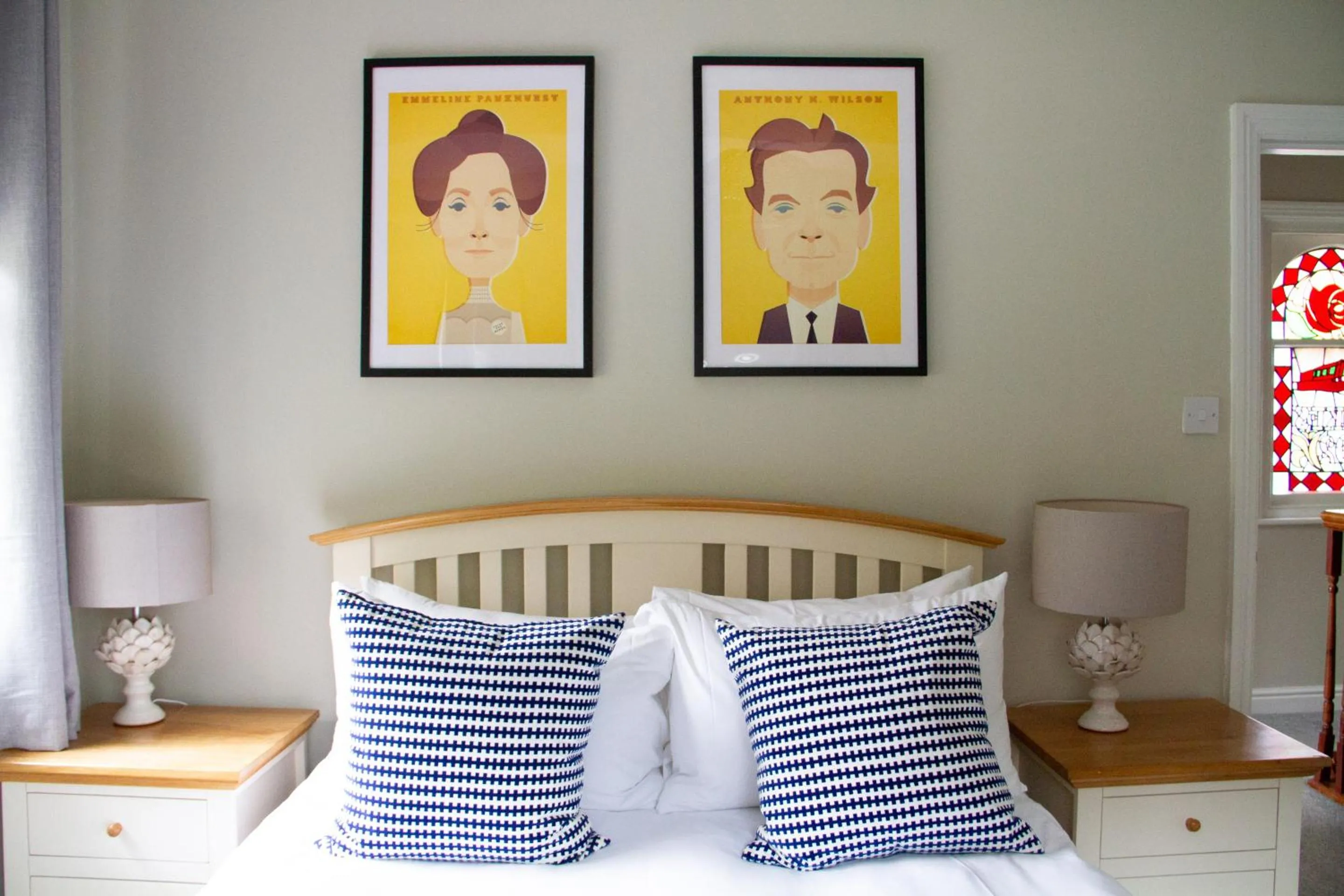Bedroom, Bed in Lock Keepers Cottage - Detached House in the city