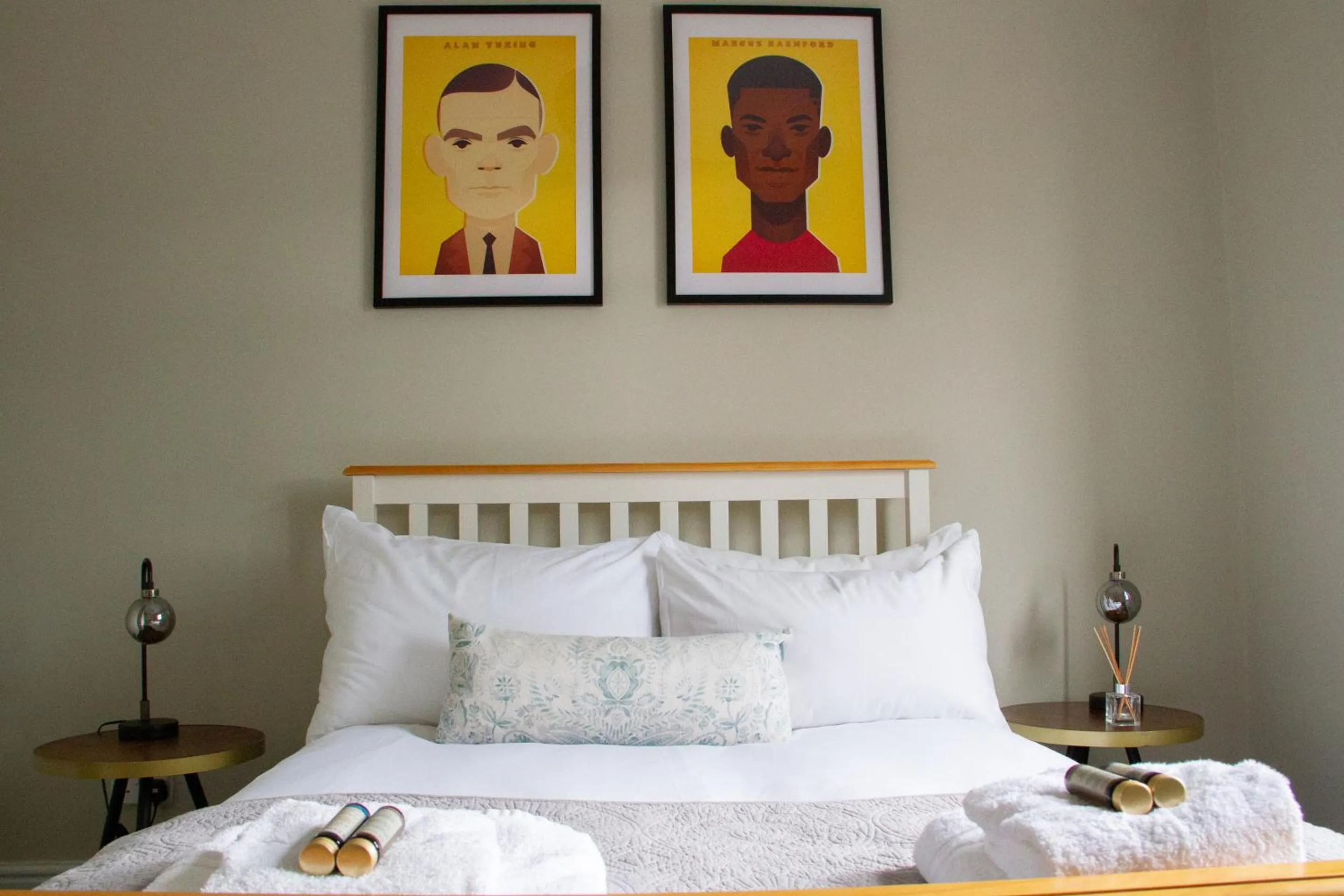 Bedroom, Bed in Lock Keepers Cottage - Detached House in the city