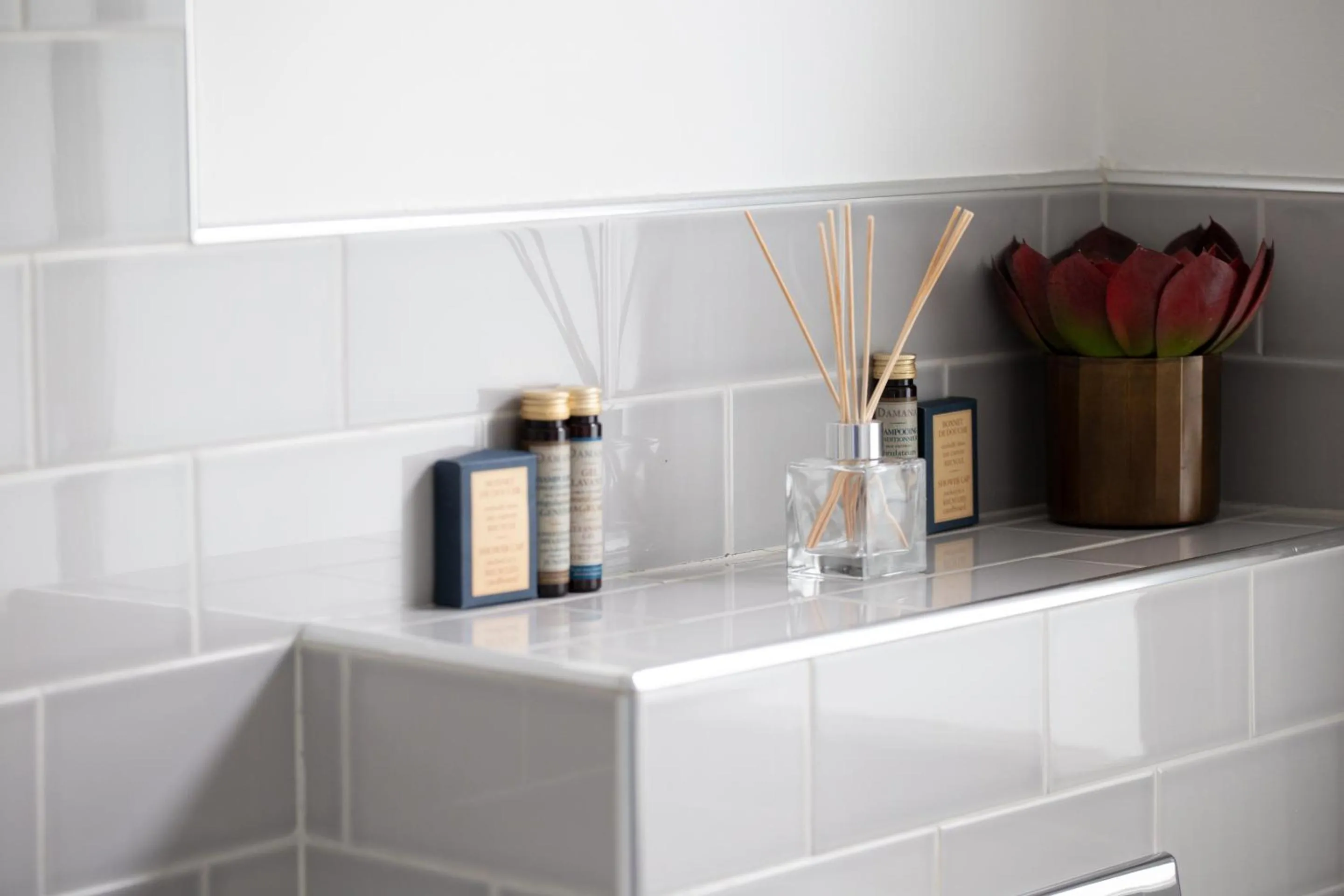 Bathroom in Lock Keepers Cottage - Detached House in the city