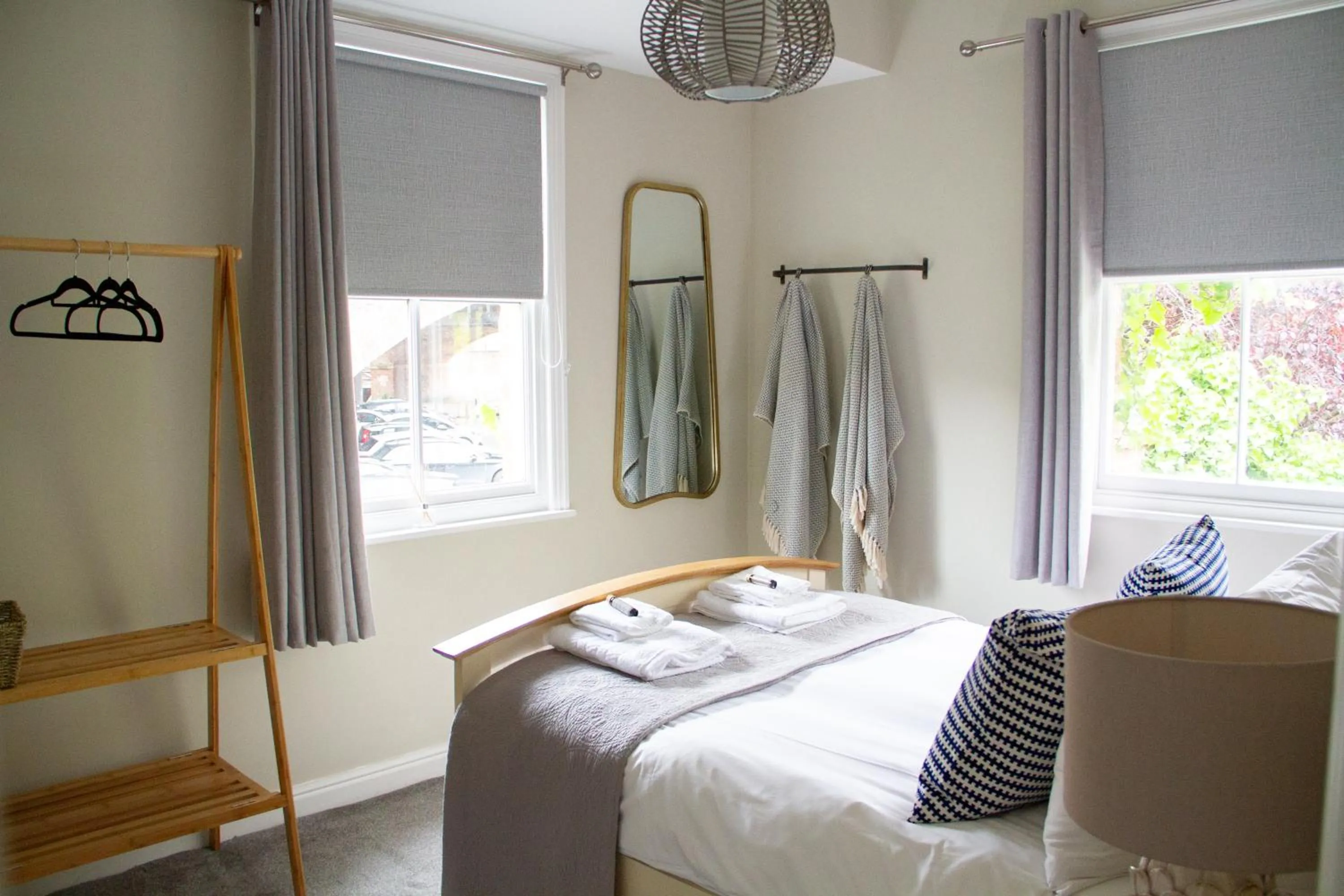 Bedroom, Bed in Lock Keepers Cottage - Detached House in the city