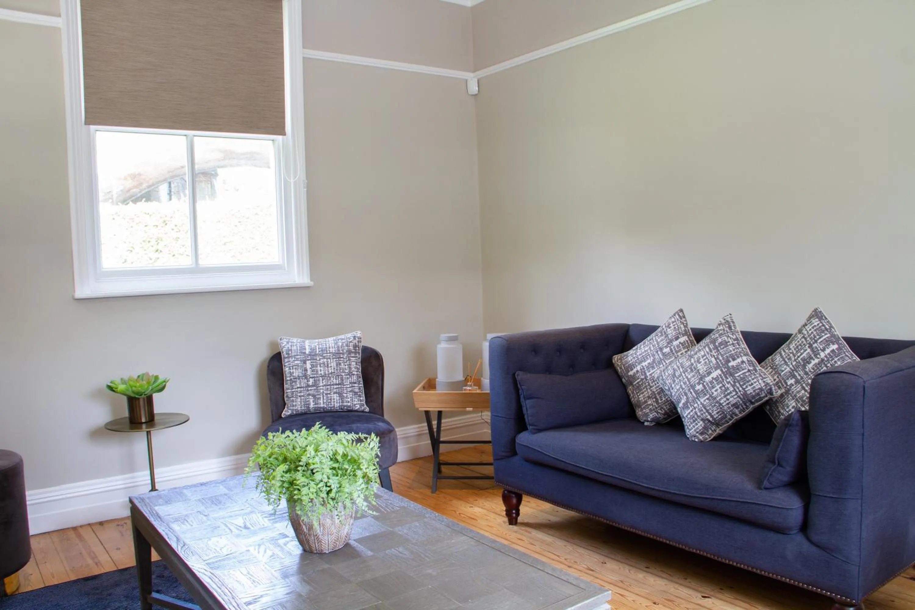 Living room in Lock Keepers Cottage - Detached House in the city