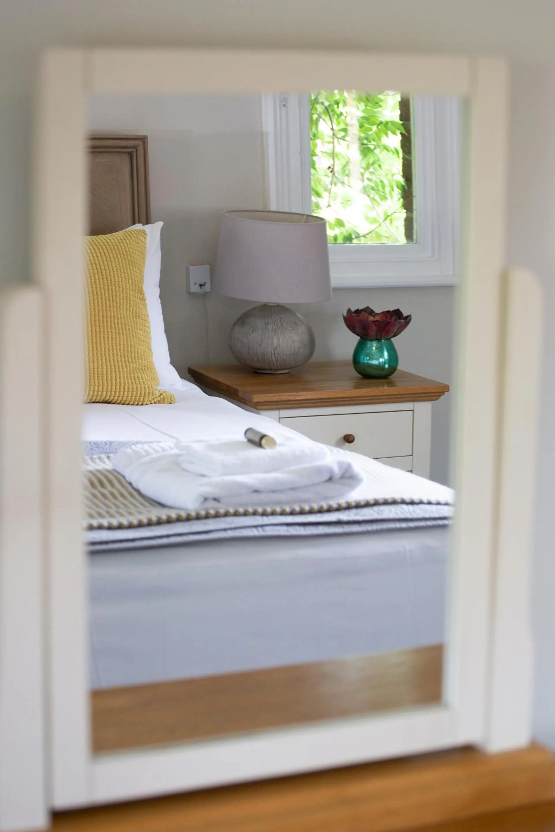 Bedroom, Bed in Lock Keepers Cottage - Detached House in the city