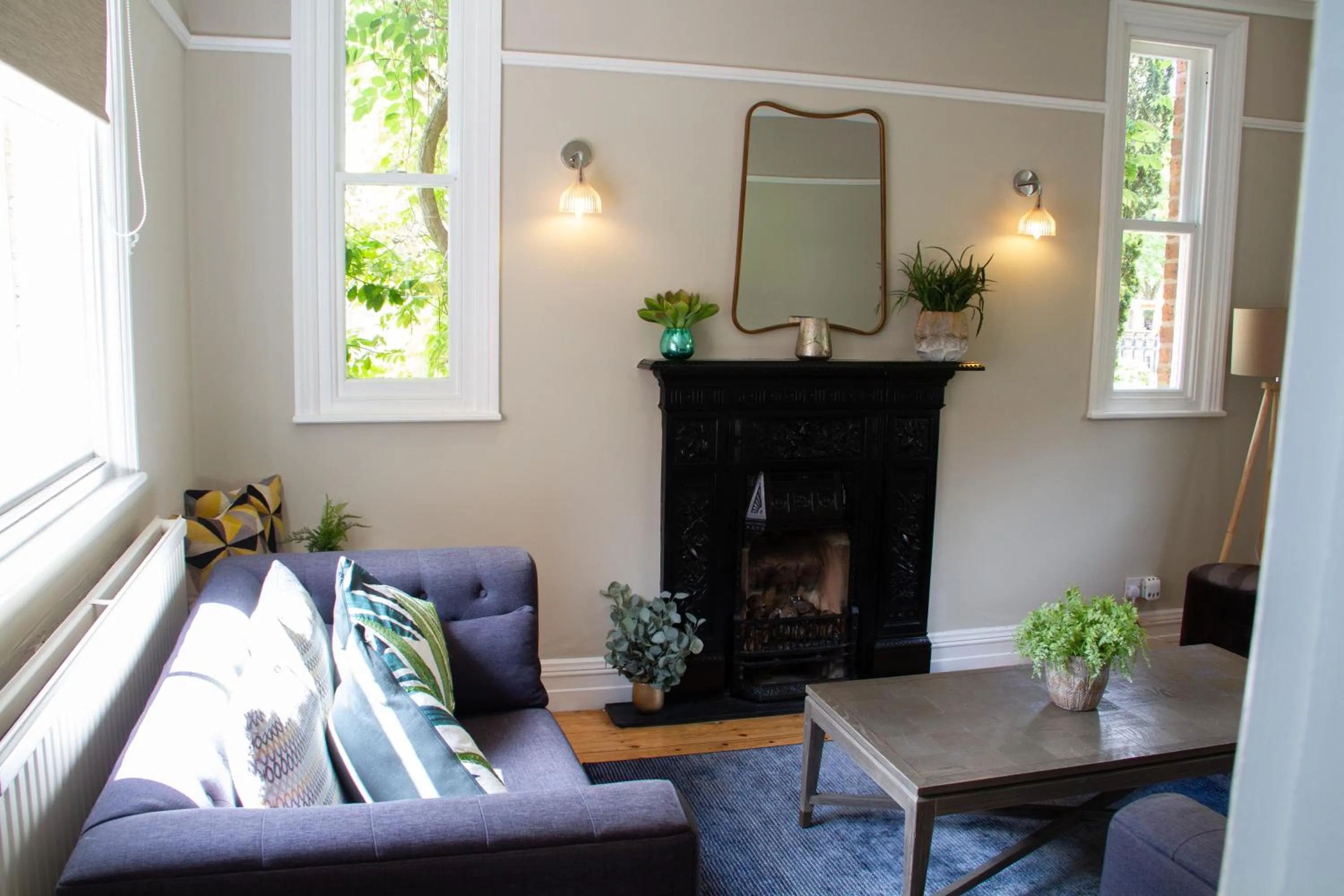Living room in Lock Keepers Cottage - Detached House in the city