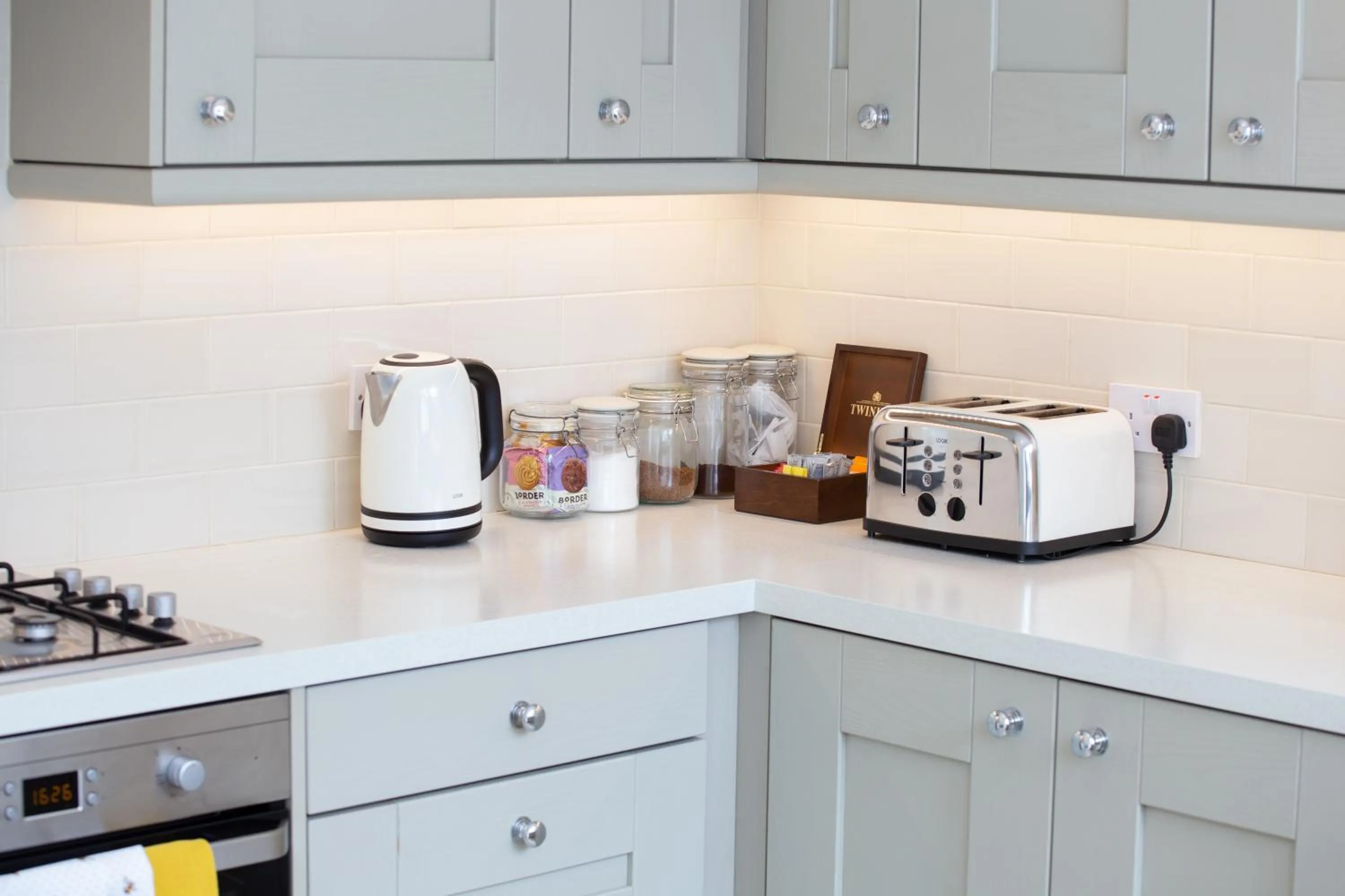 Kitchen or kitchenette in Lock Keepers Cottage - Detached House in the city