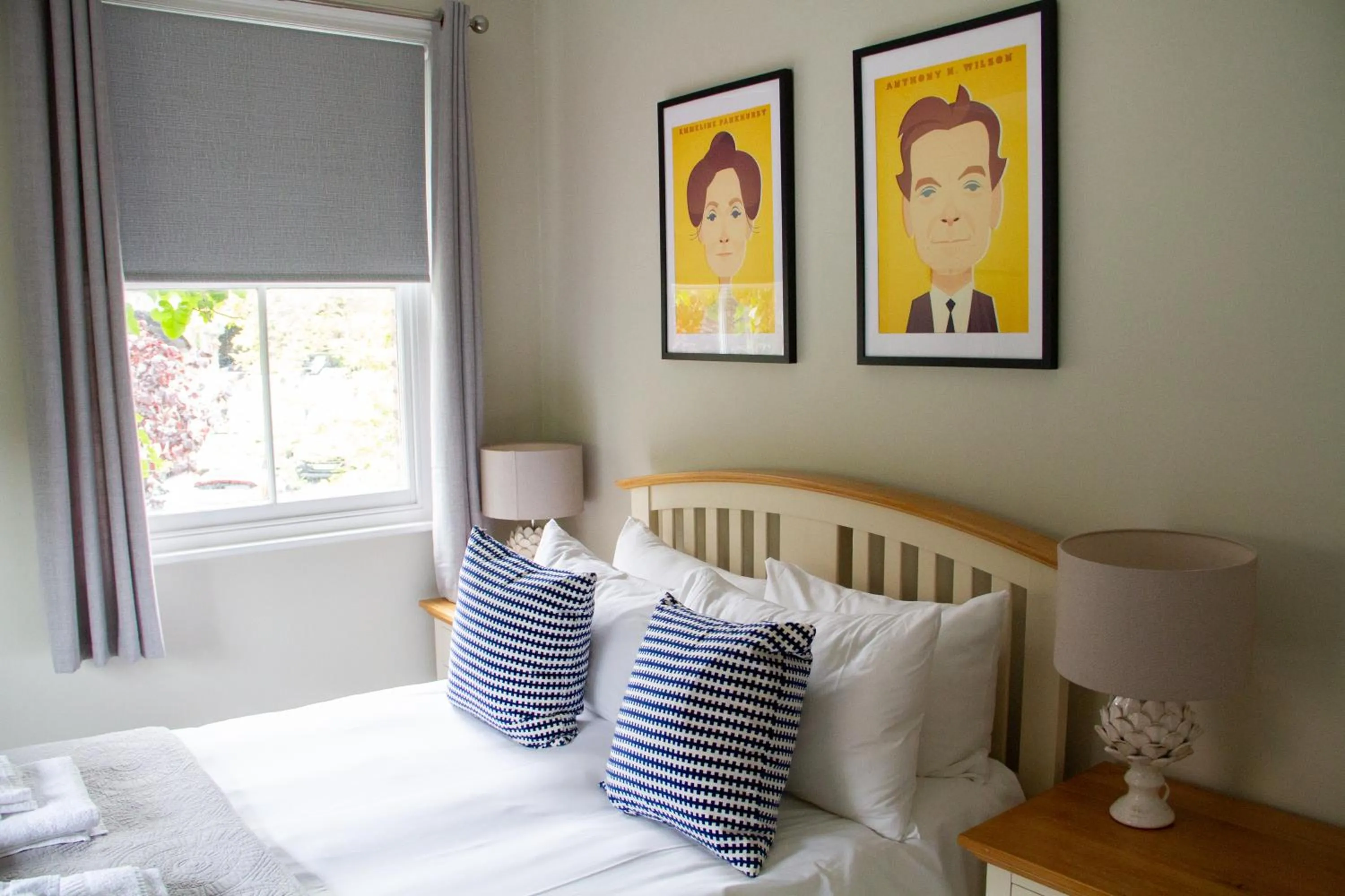 Bedroom, Bed in Lock Keepers Cottage - Detached House in the city