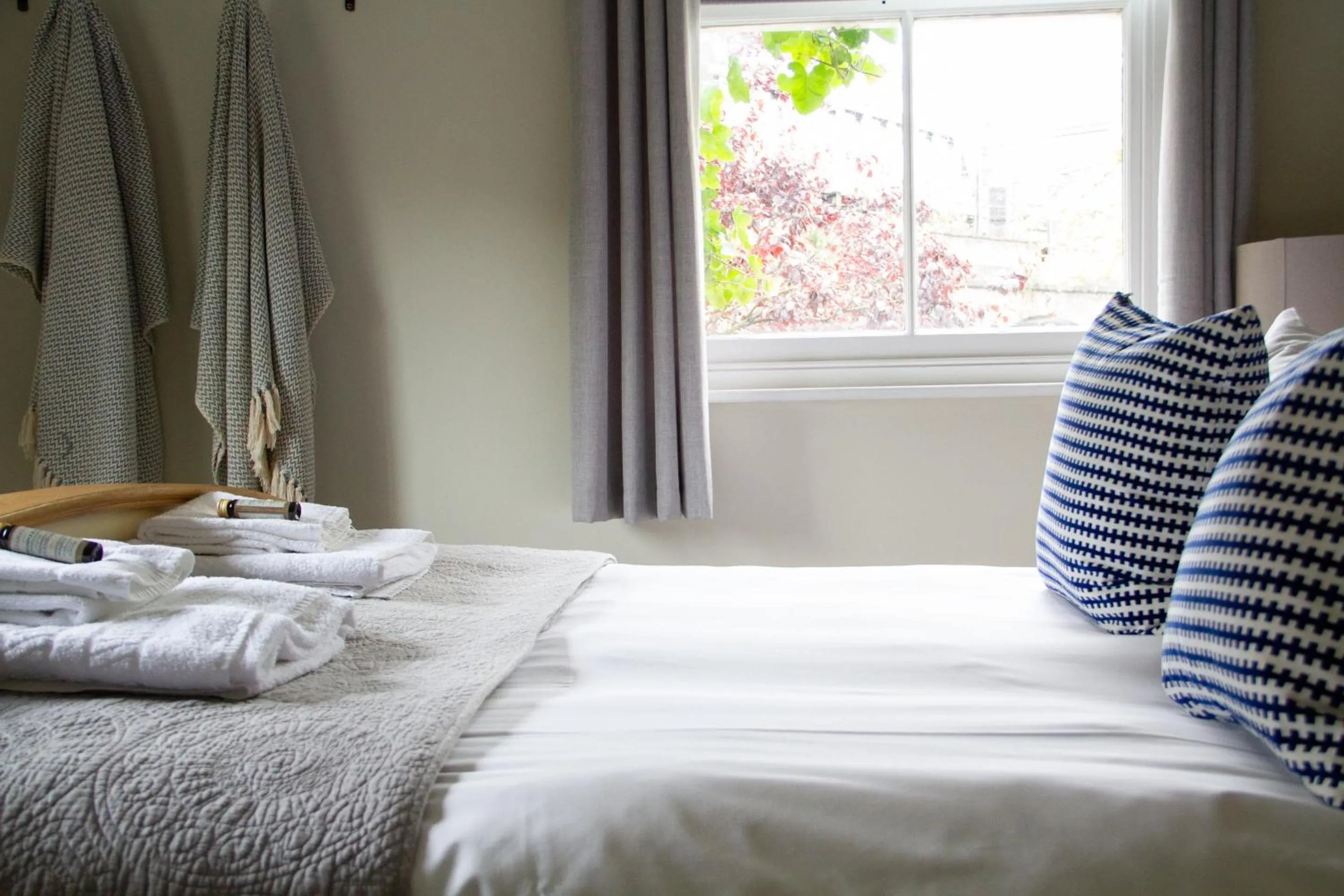 Bedroom, Bed in Lock Keepers Cottage - Detached House in the city