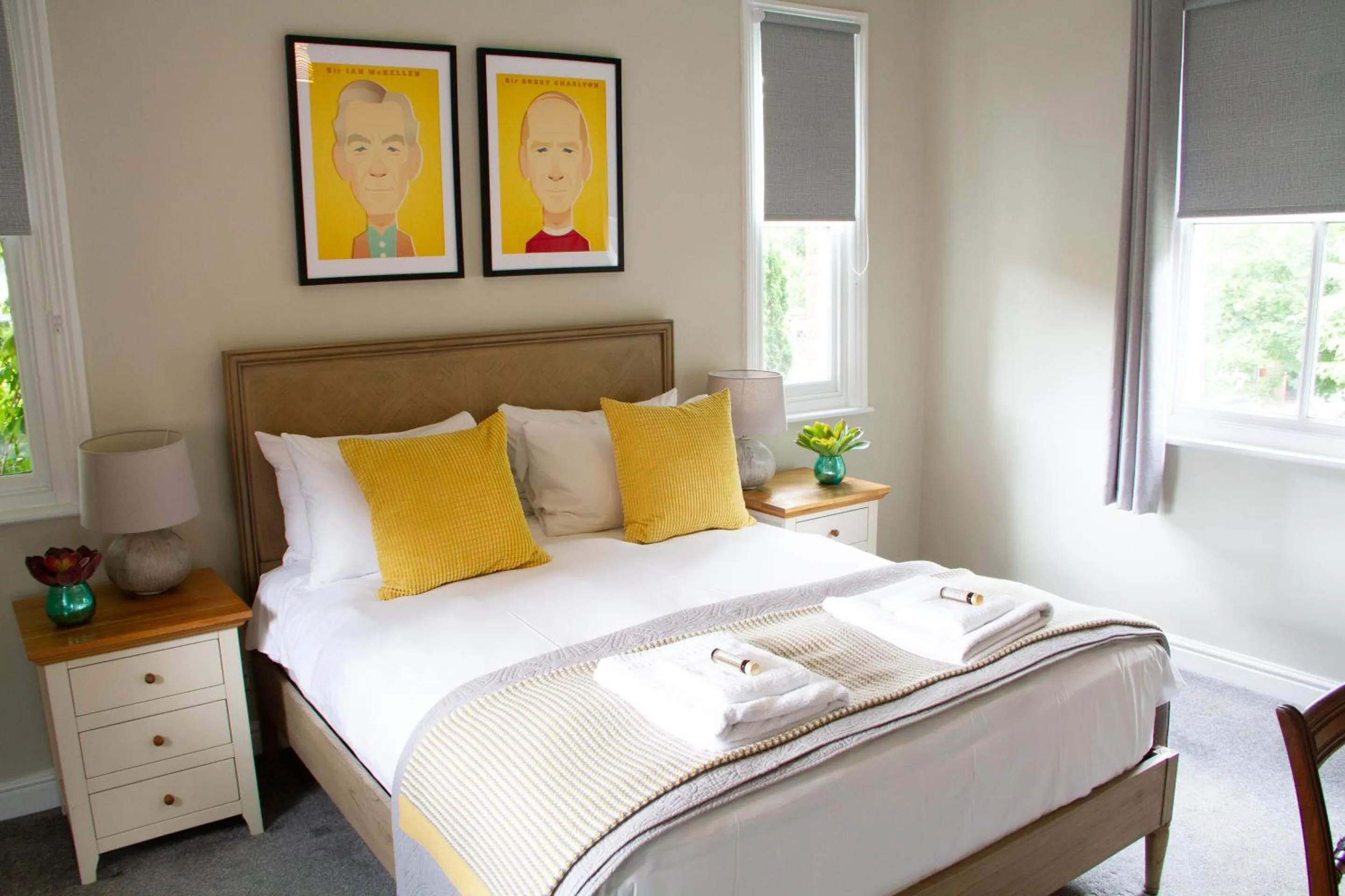 Bedroom, Bed in Lock Keepers Cottage - Detached House in the city
