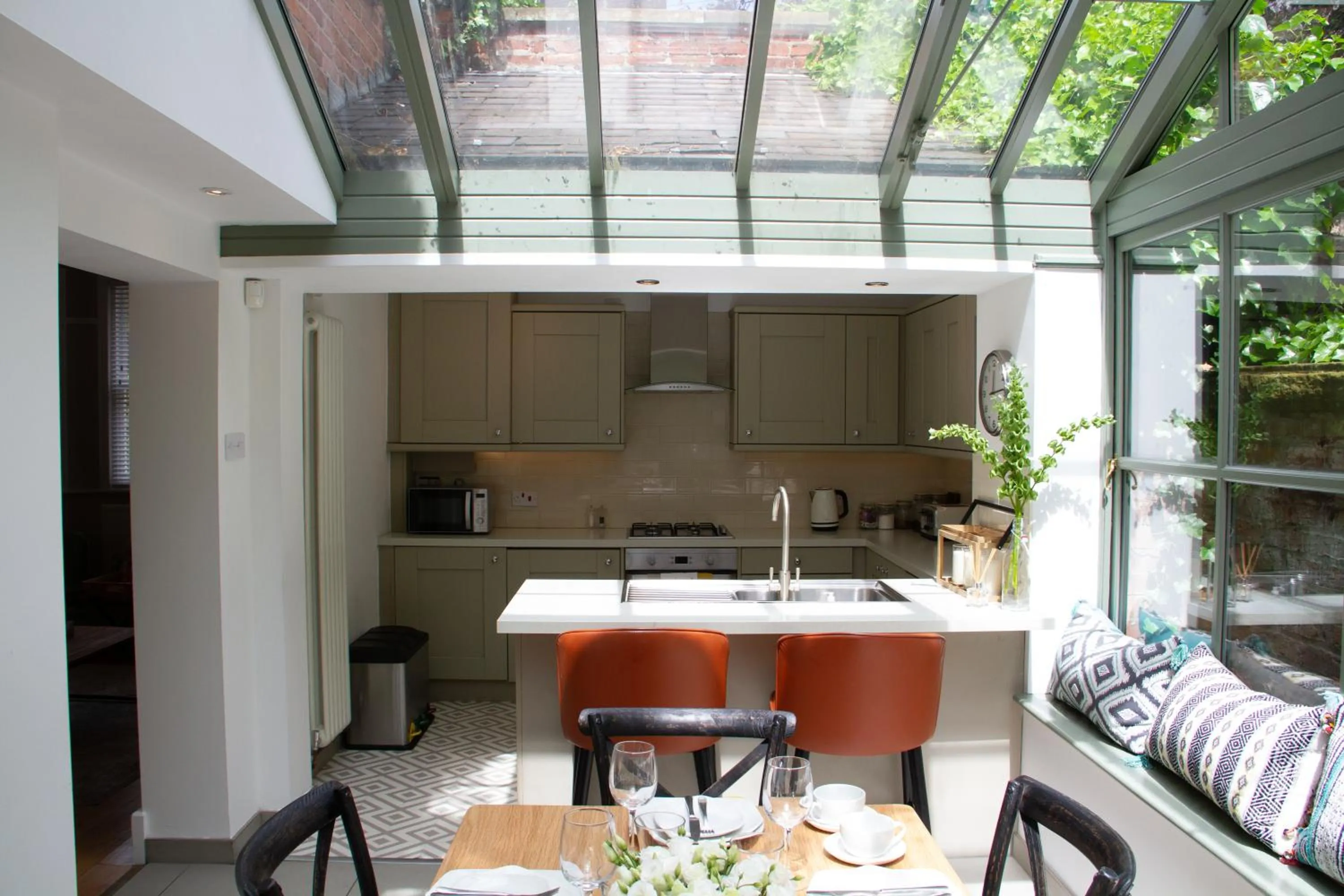 Kitchen or kitchenette in Lock Keepers Cottage - Detached House in the city