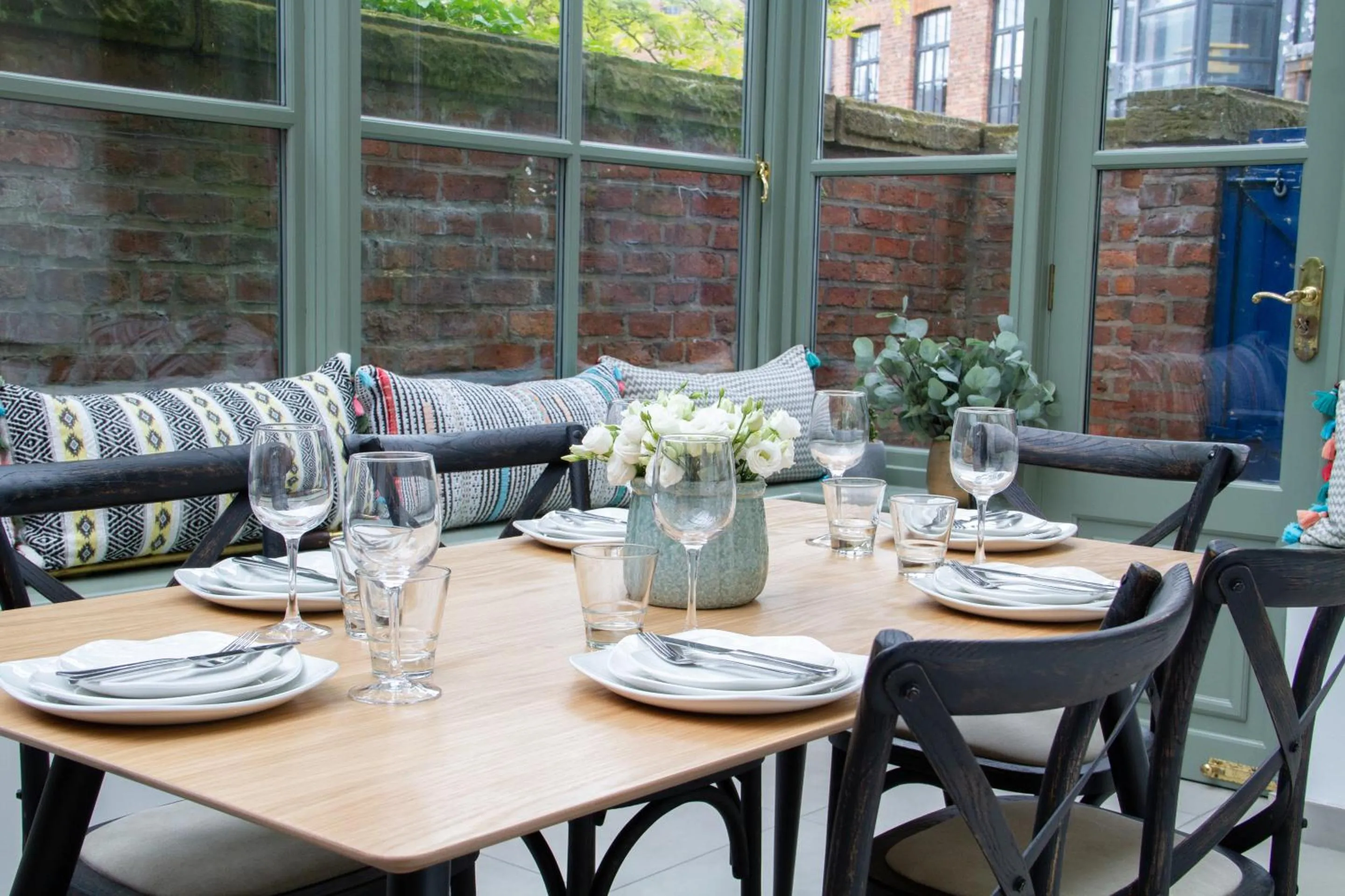 Dining area in Lock Keepers Cottage - Detached House in the city