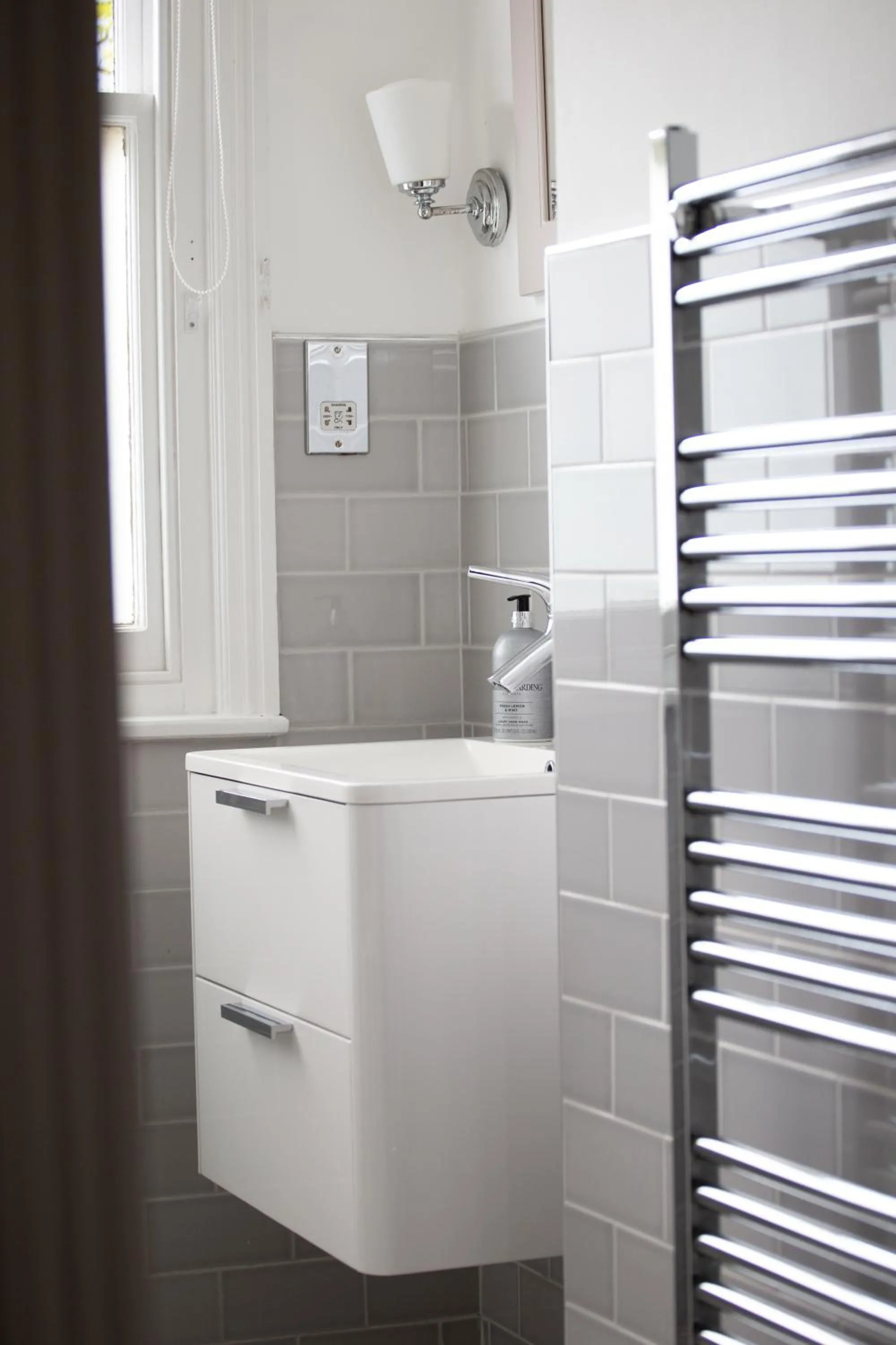 Bathroom in Lock Keepers Cottage - Detached House in the city