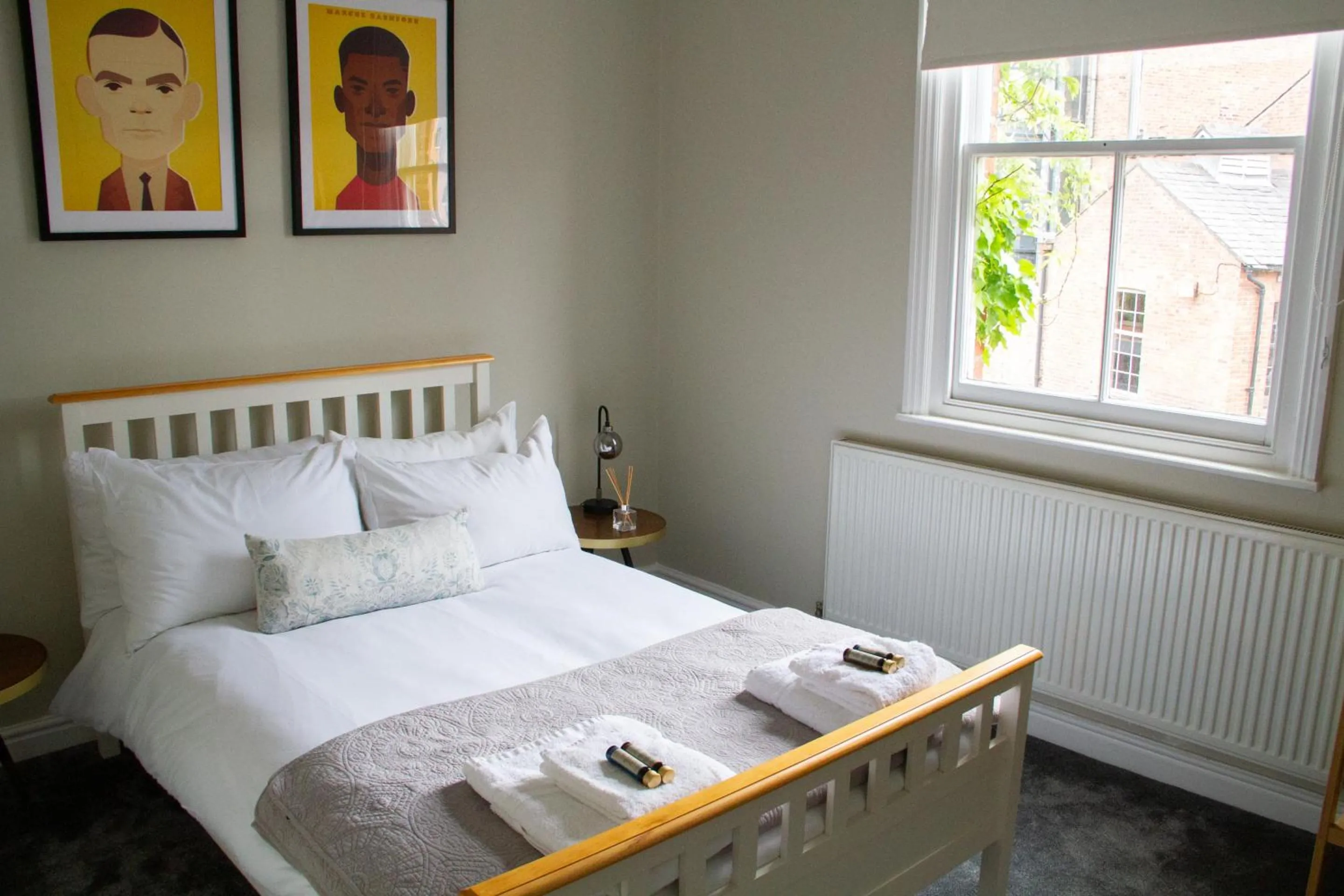 Bedroom, Bed in Lock Keepers Cottage - Detached House in the city