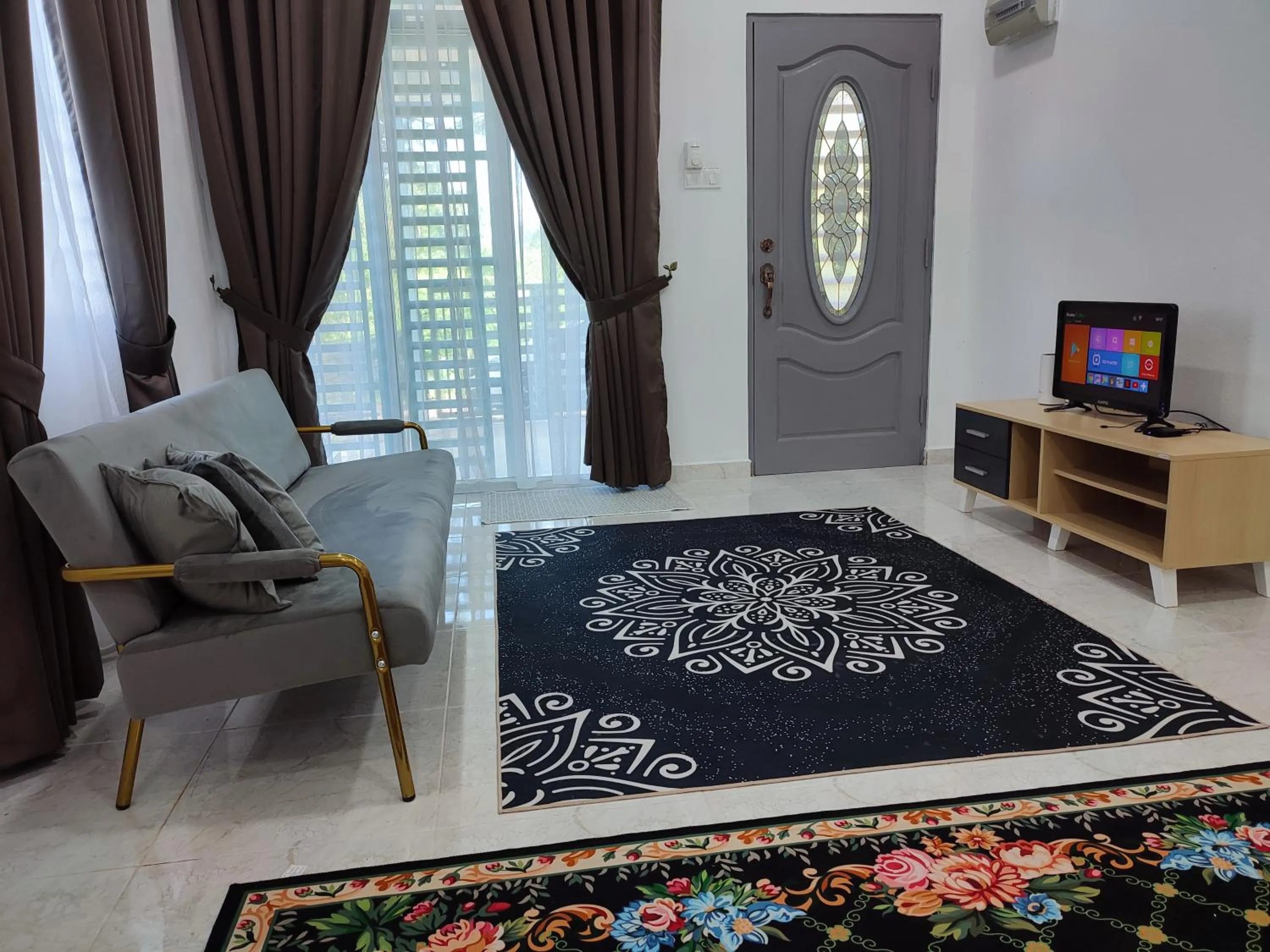 Communal lounge/ TV room in Kayangan Inn