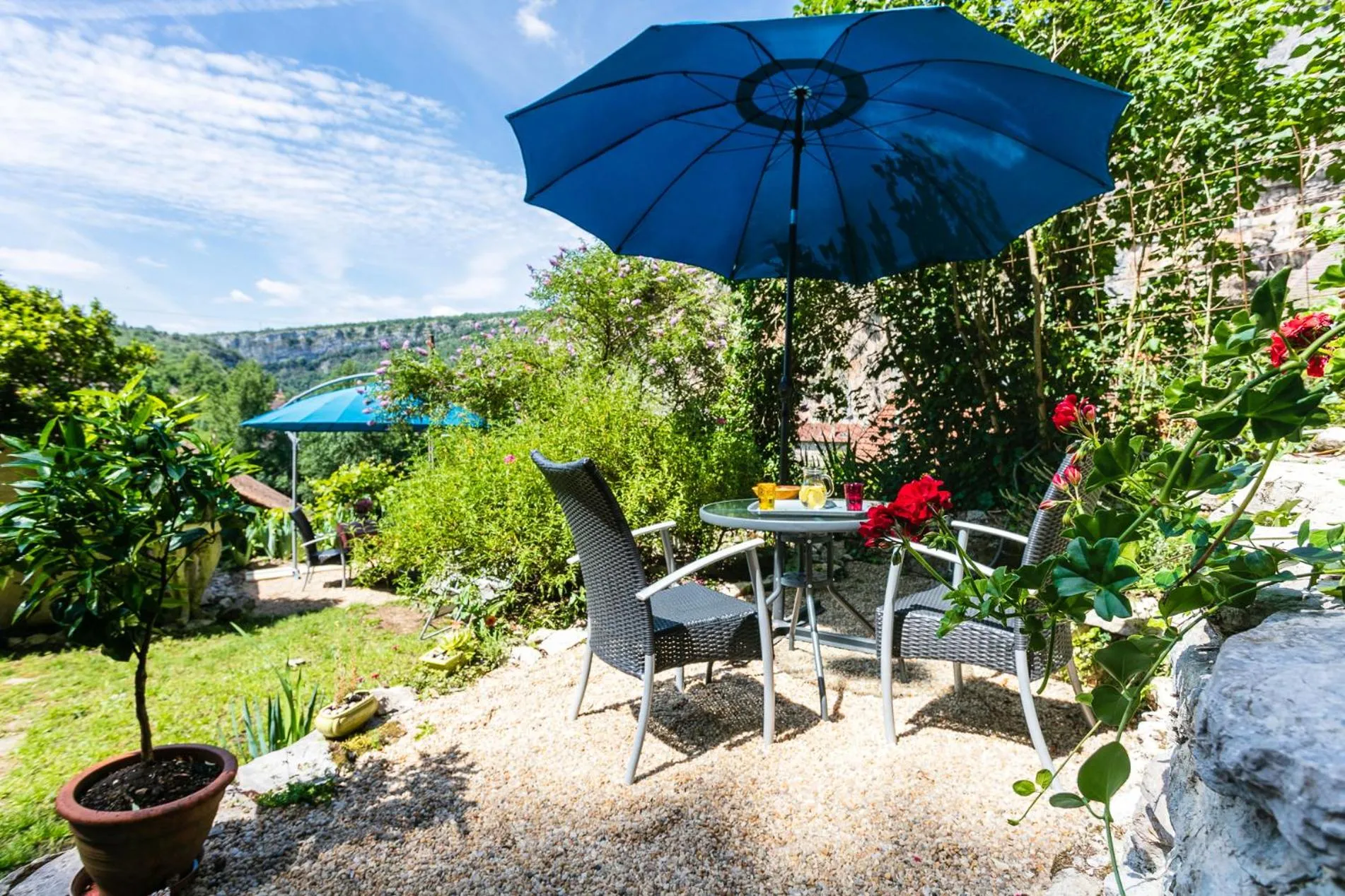 Patio in Gîtes Un Jardin dans la Falaise