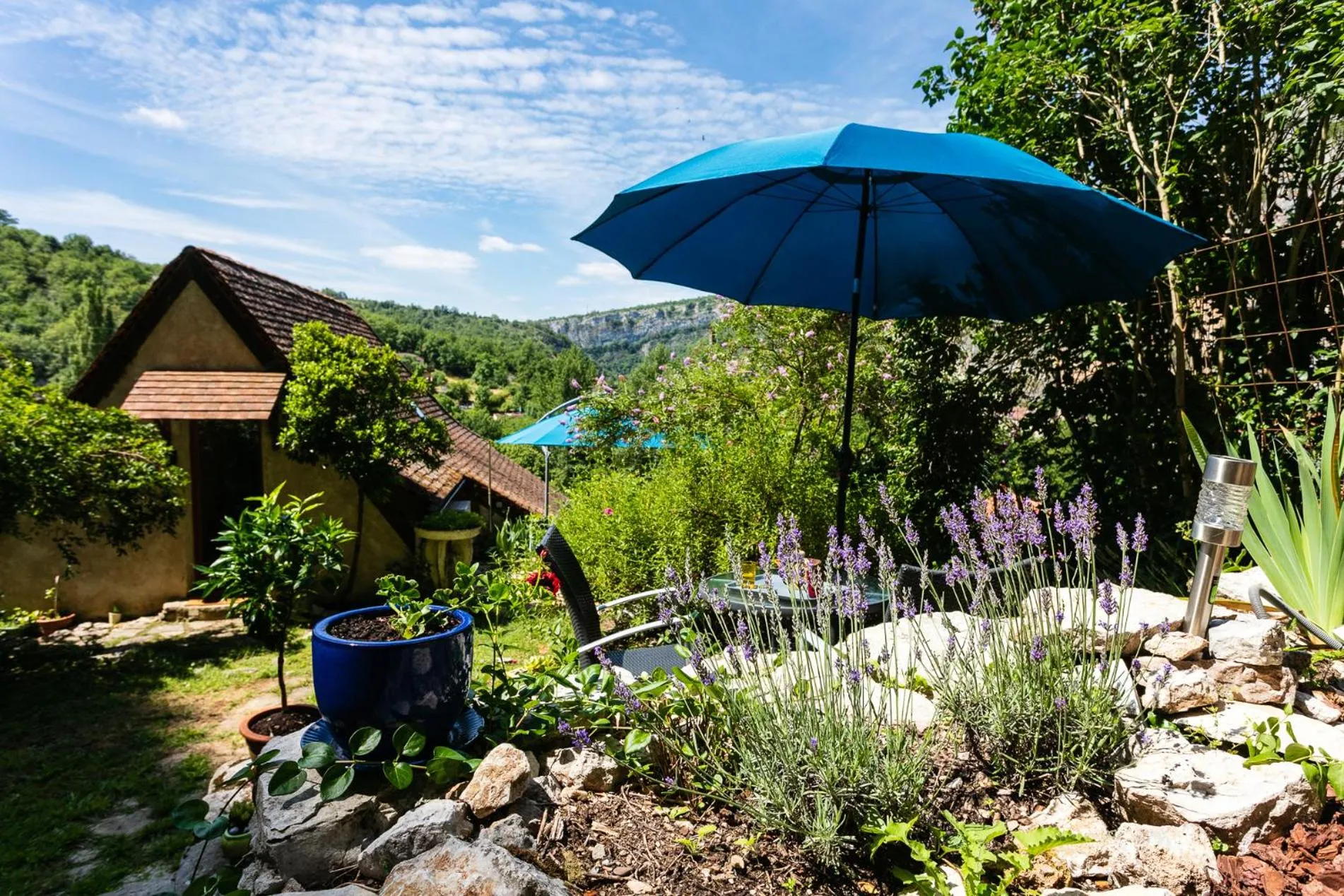 Patio in Gîtes Un Jardin dans la Falaise