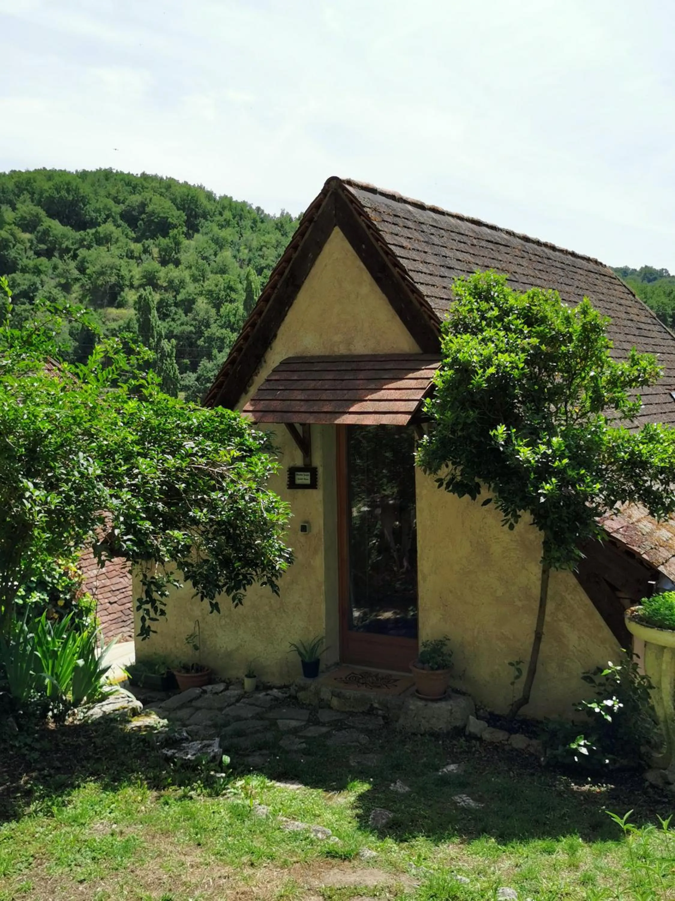 Facade/entrance in Gîtes Un Jardin dans la Falaise