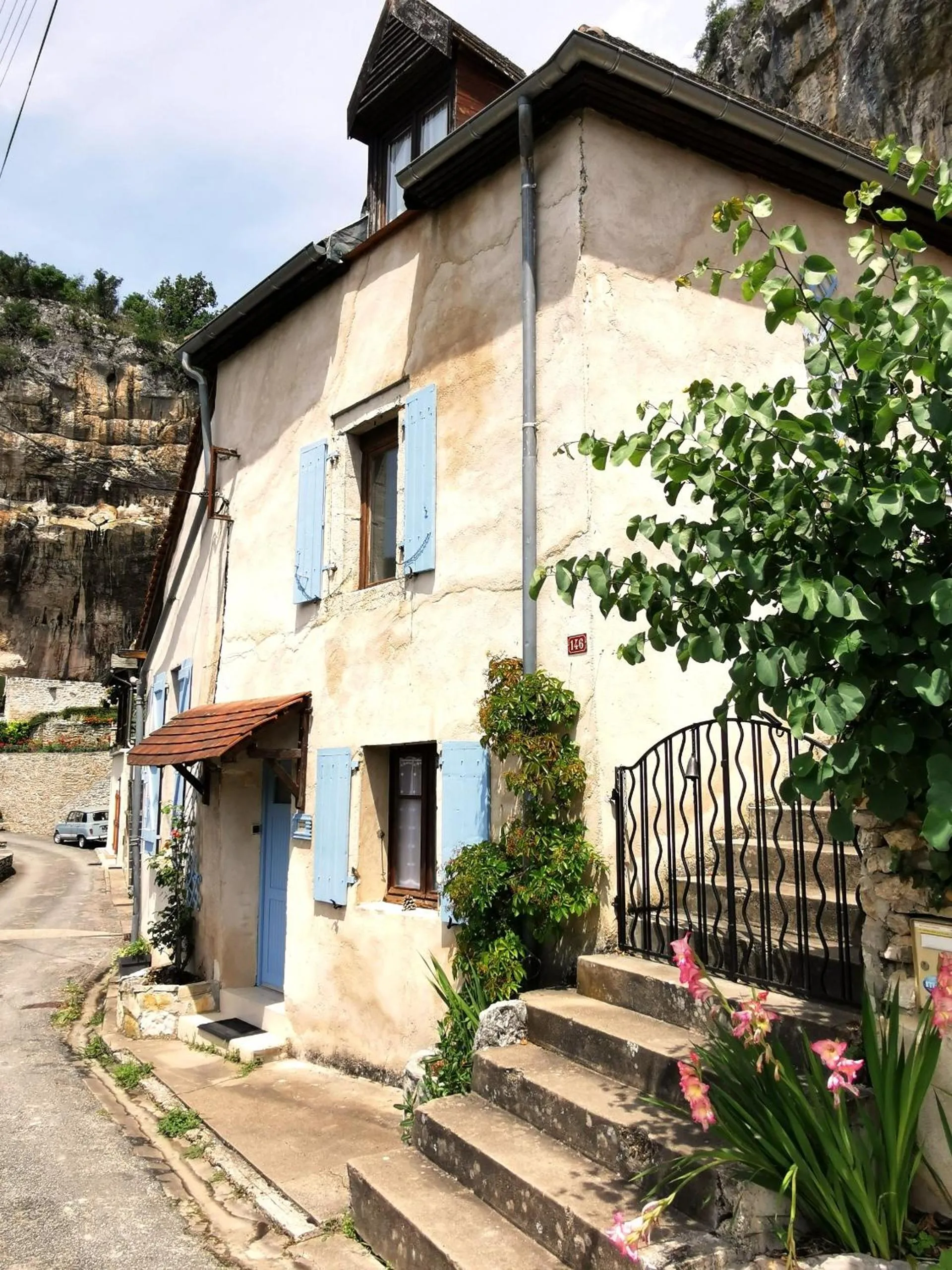 Property building in Gîtes Un Jardin dans la Falaise