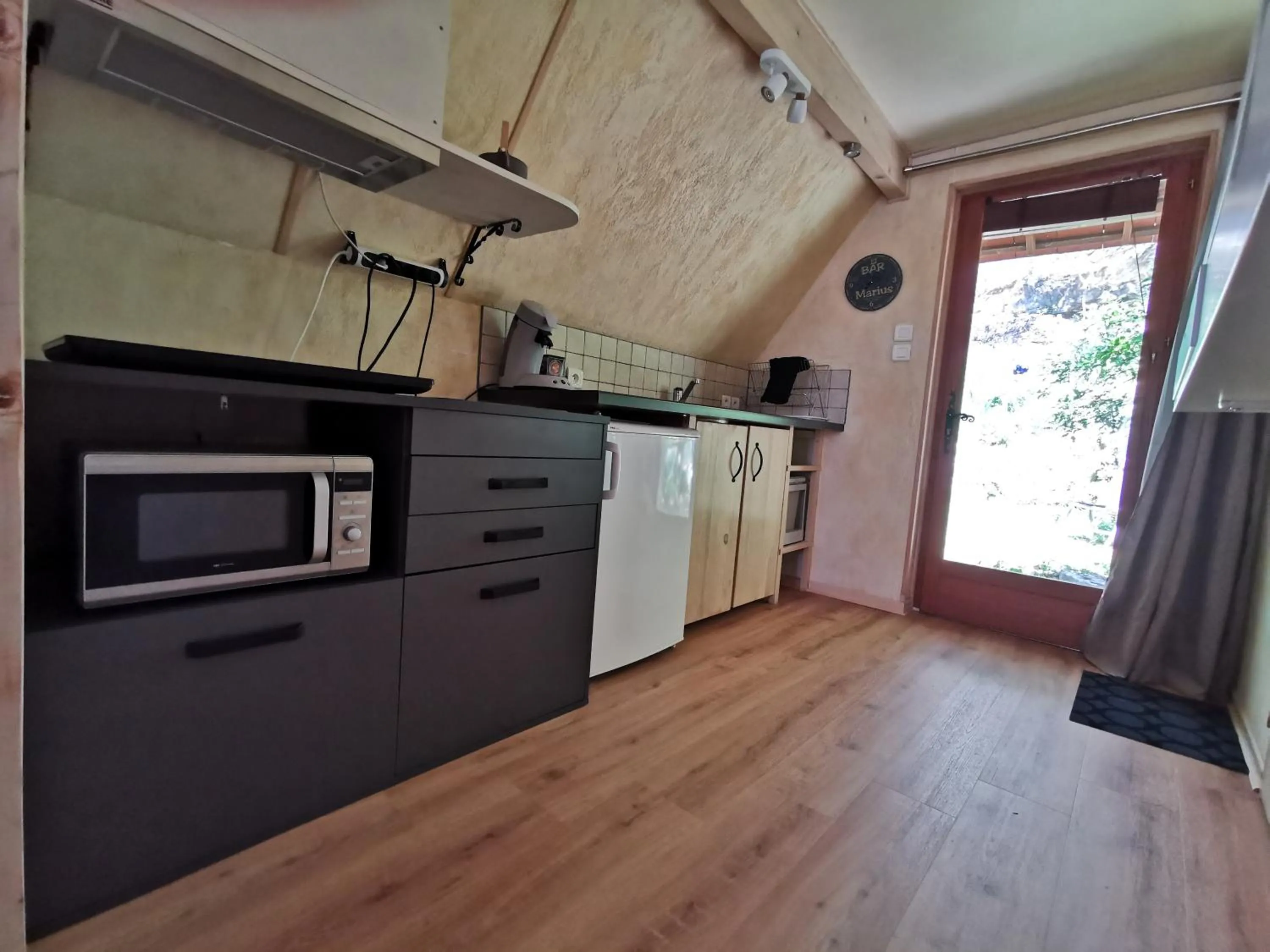 Kitchen or kitchenette in Gîtes Un Jardin dans la Falaise