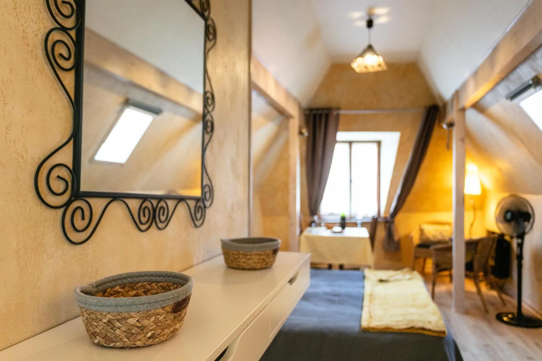 Photo of the whole room in Gîtes Un Jardin dans la Falaise