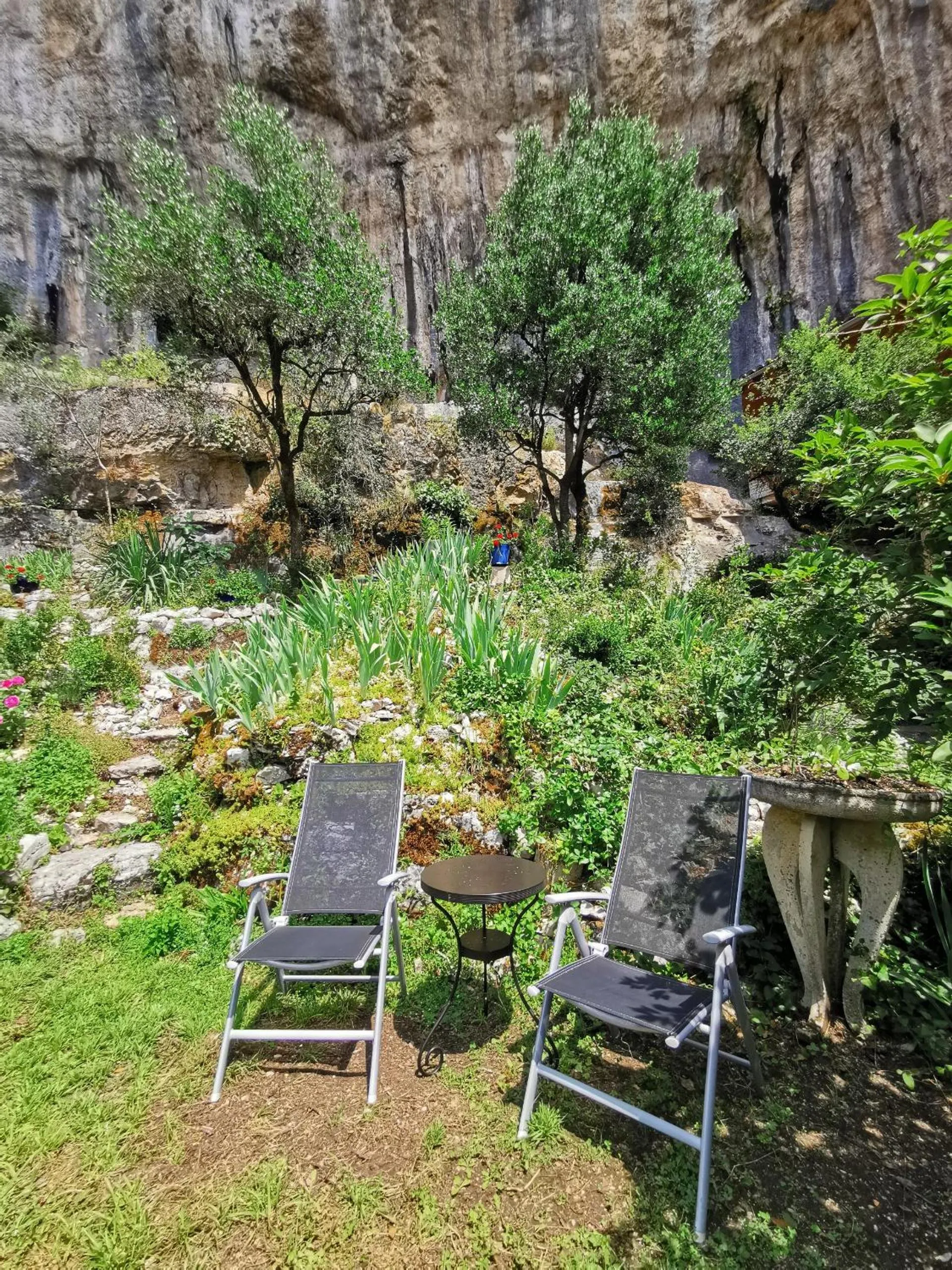 Garden in Gîtes Un Jardin dans la Falaise