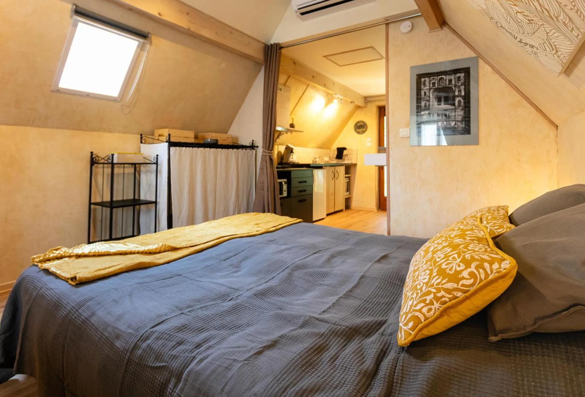 Bed in Gîtes Un Jardin dans la Falaise